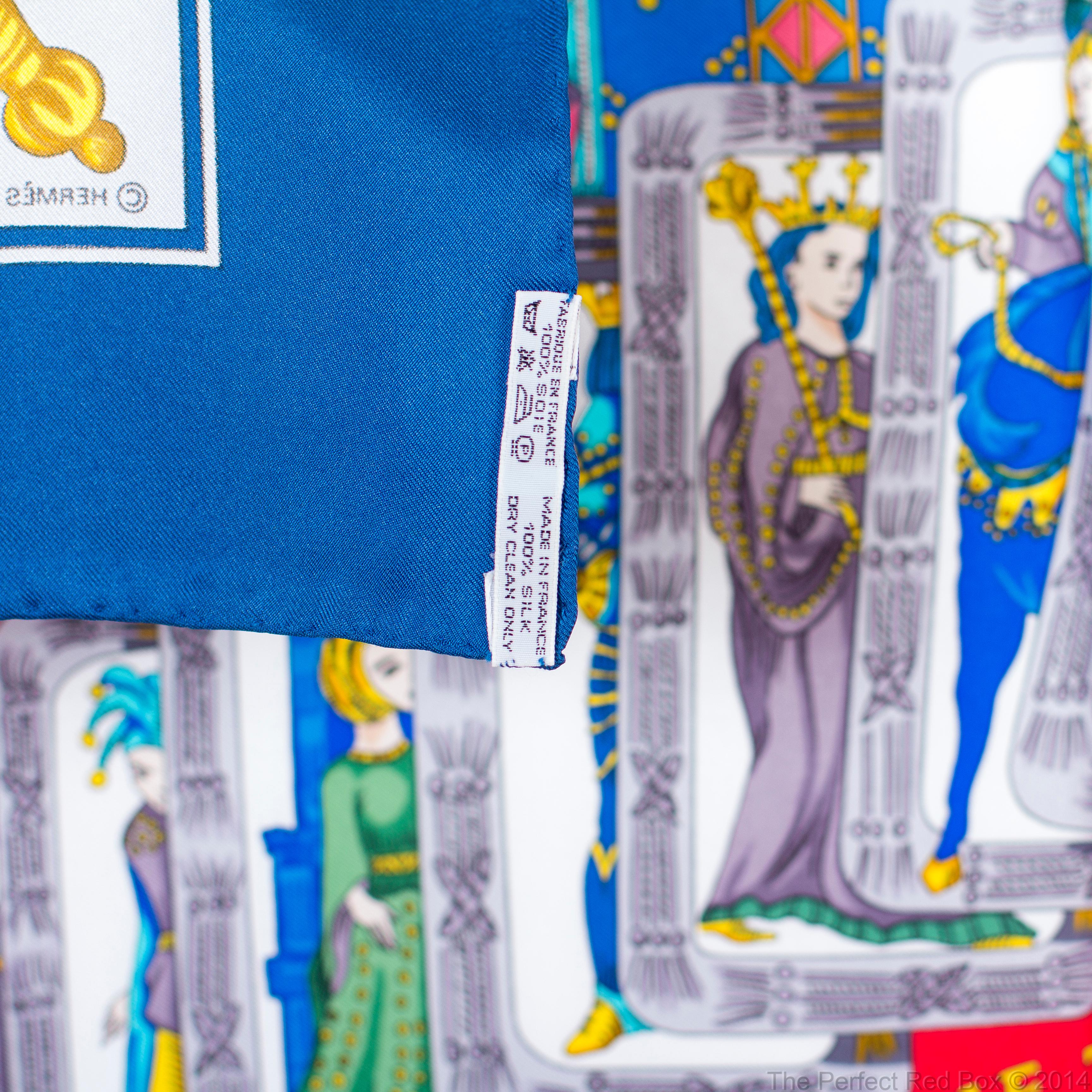 Tarot - Azul Rojo Multicolor - EXCWCT - 1405302316

Marca: Hermès
Tipo/Modelo: Bufanda 90 Sarga de seda
Diseño del nombre: Le Tarot, El Tarot
Artista: Annie Faivre
Tamaño: 90 cm × 90 cm / 35 in × 35 in
Color: Bleu (Azul), Rouge (Rojo), Multicolore