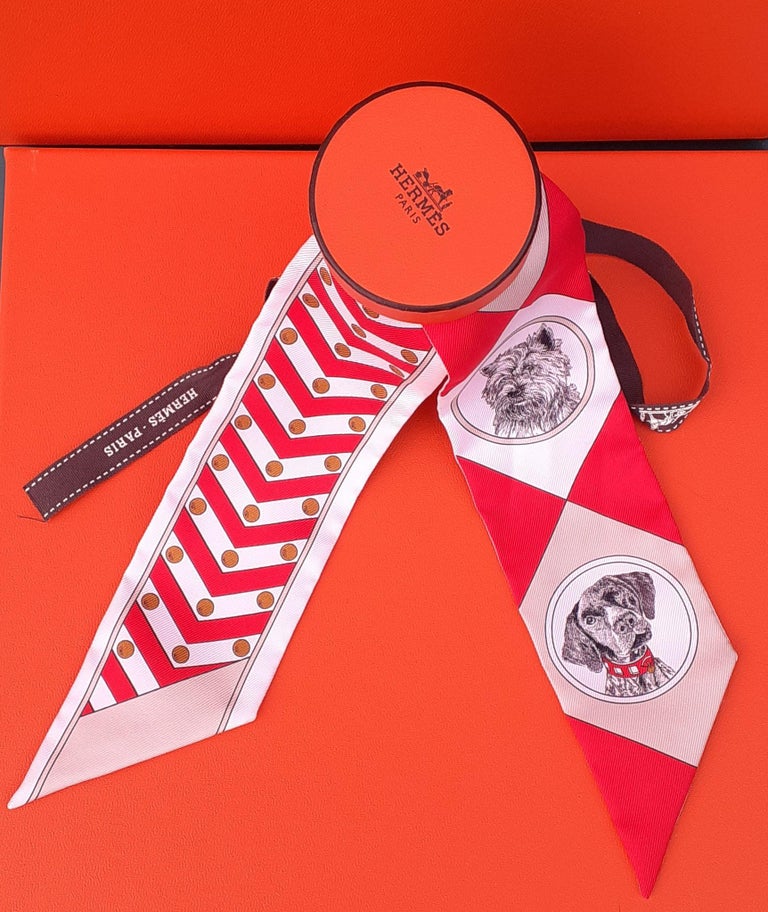 Hermès Silk Scarf Twilly Colliers et Chiens Red White Beige in Box In New Condition For Sale In ., FR