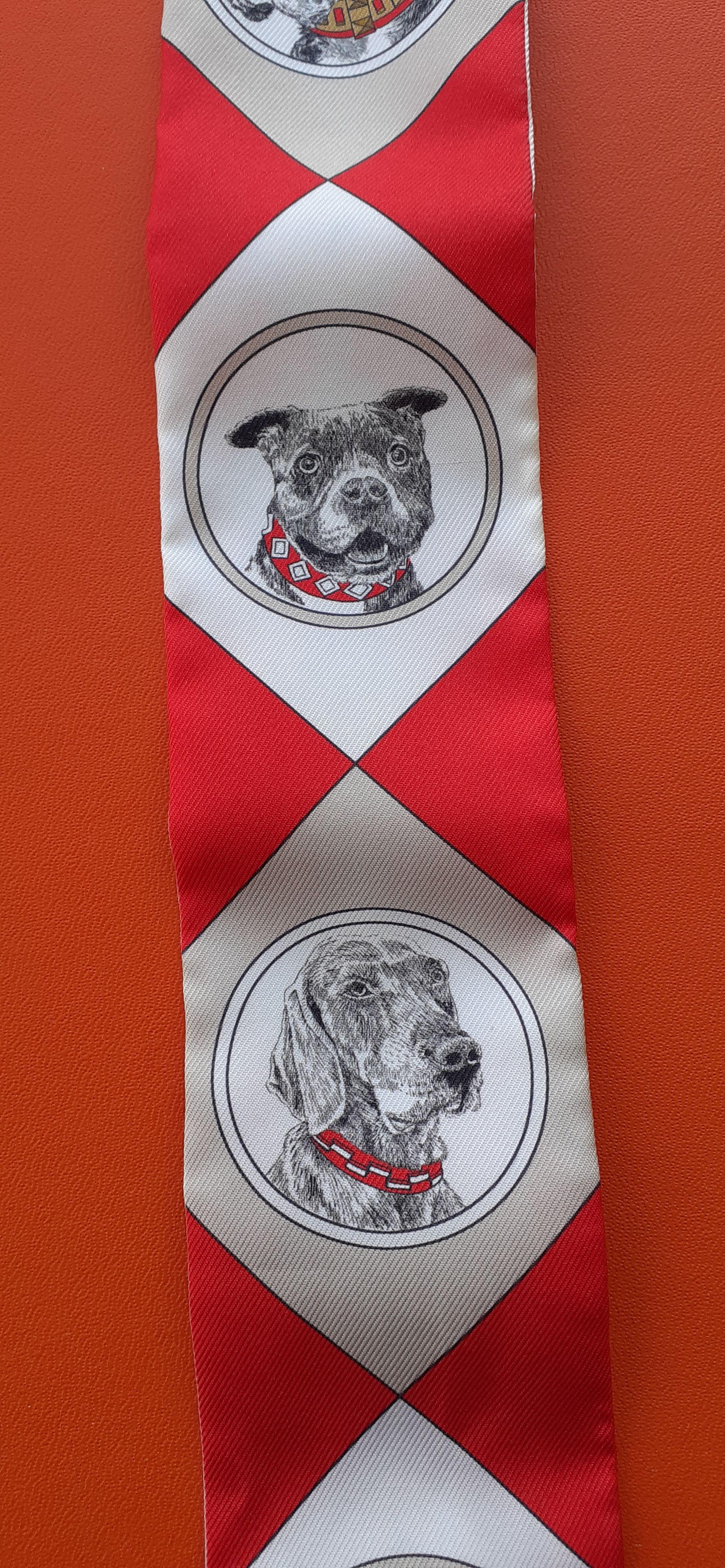 Women's Hermès Silk Scarf Twilly Colliers et Chiens Red White Beige in Box For Sale