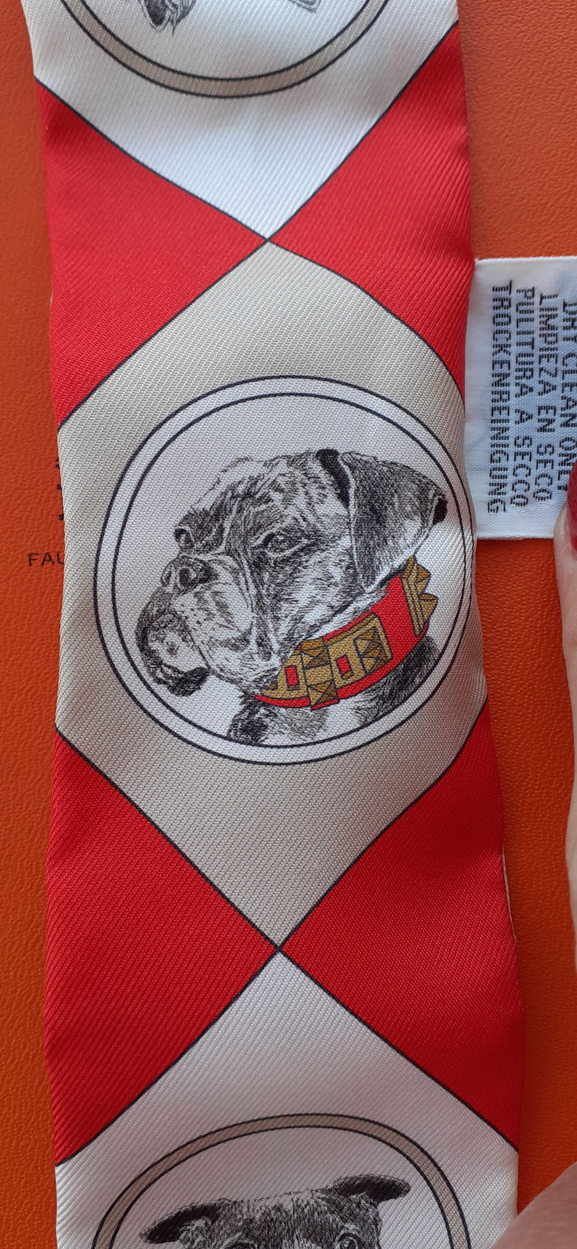 Echarpe en soie Hermès Twilly Colliers et Chiens Rouge Blanc Beige in Box en vente 2