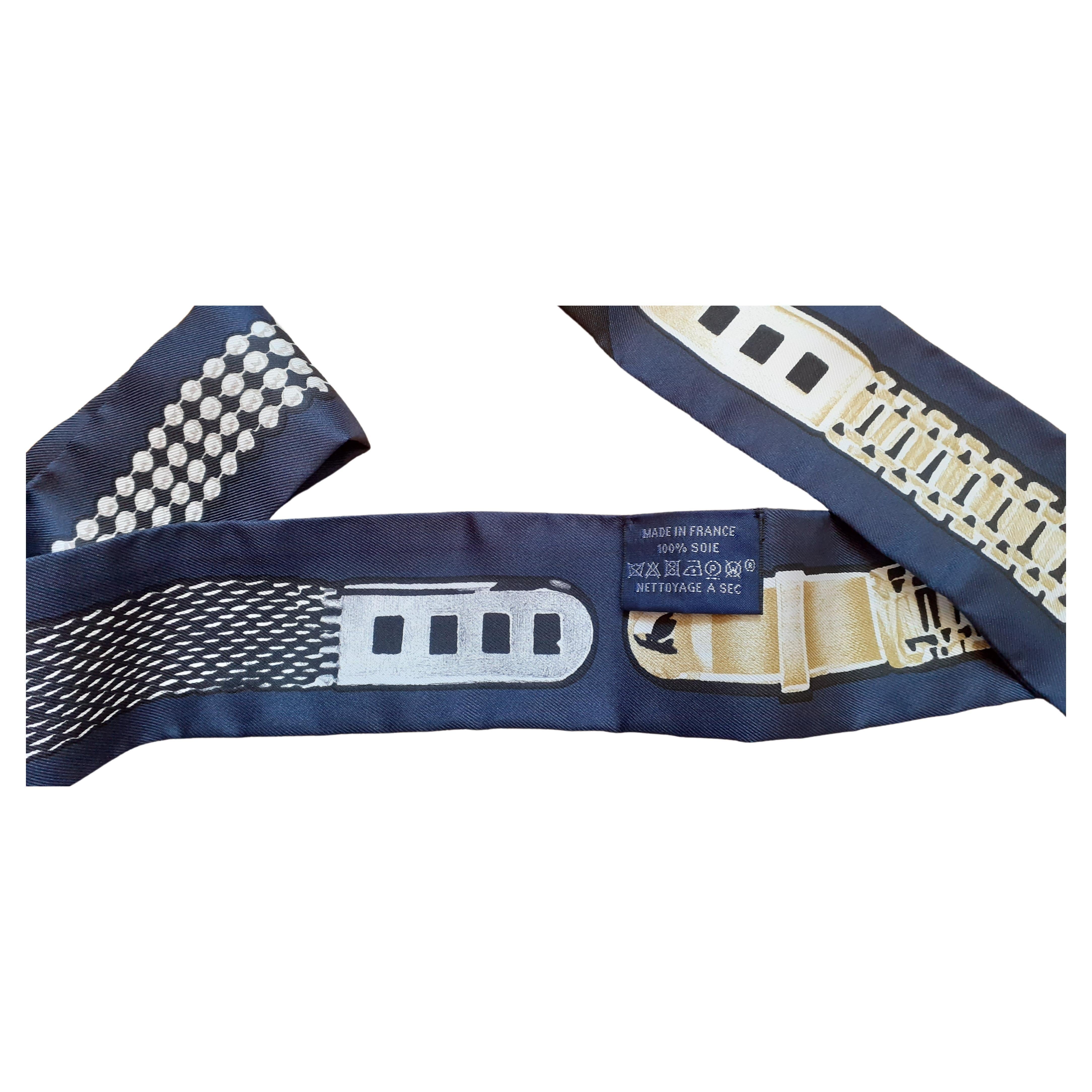 Beautiful Authentic Hermès Scarf

« Twilly » Version

Print: “Le trésor de Médor”

Pattern: Silver and Gold Bracelets

Designed by Florence Manlik in 2020

Made in France

Made of 100% Silk

Colorways: Marine / Gris / Noir (Navy Blue / Grey /