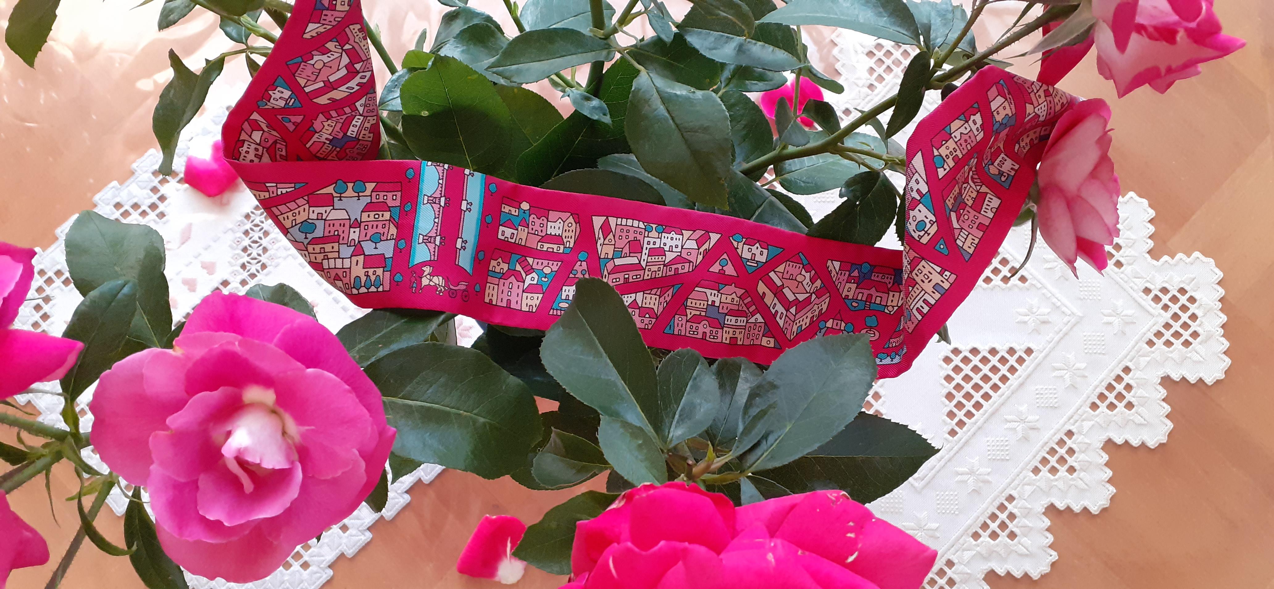 Foulard en soie Hermès Twilly Rive Droite Rive Gauche Paris Rose Vif Cute ! en vente 7