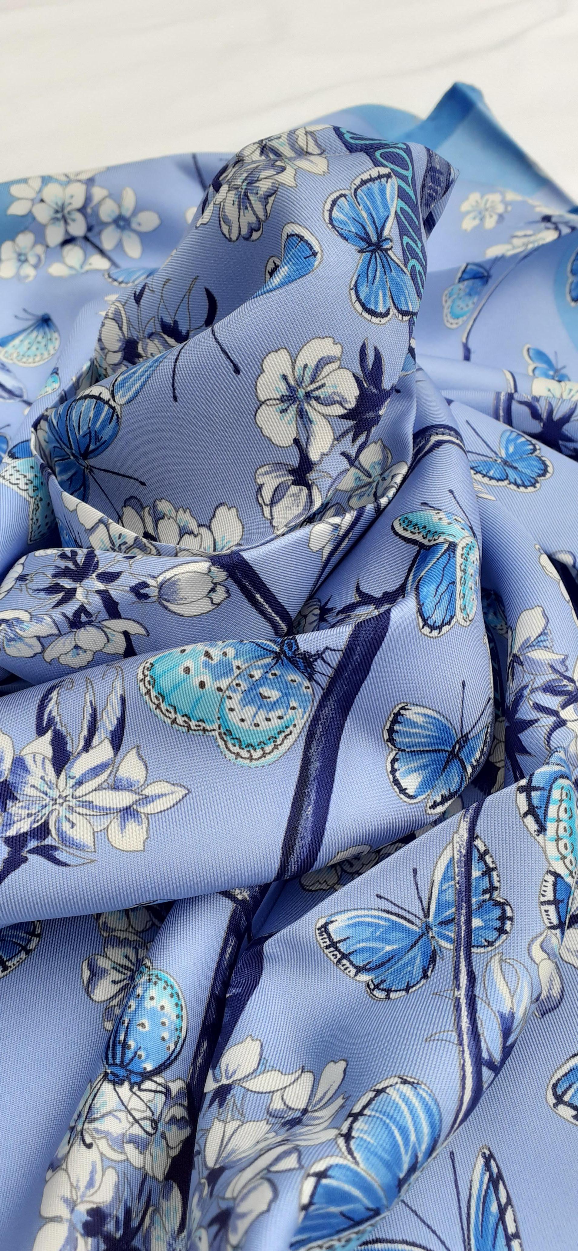 Écharpe en soie Hermès Vol Amoureux des Azurés Papillons Bleu Toutsy 90 cm en vente 7