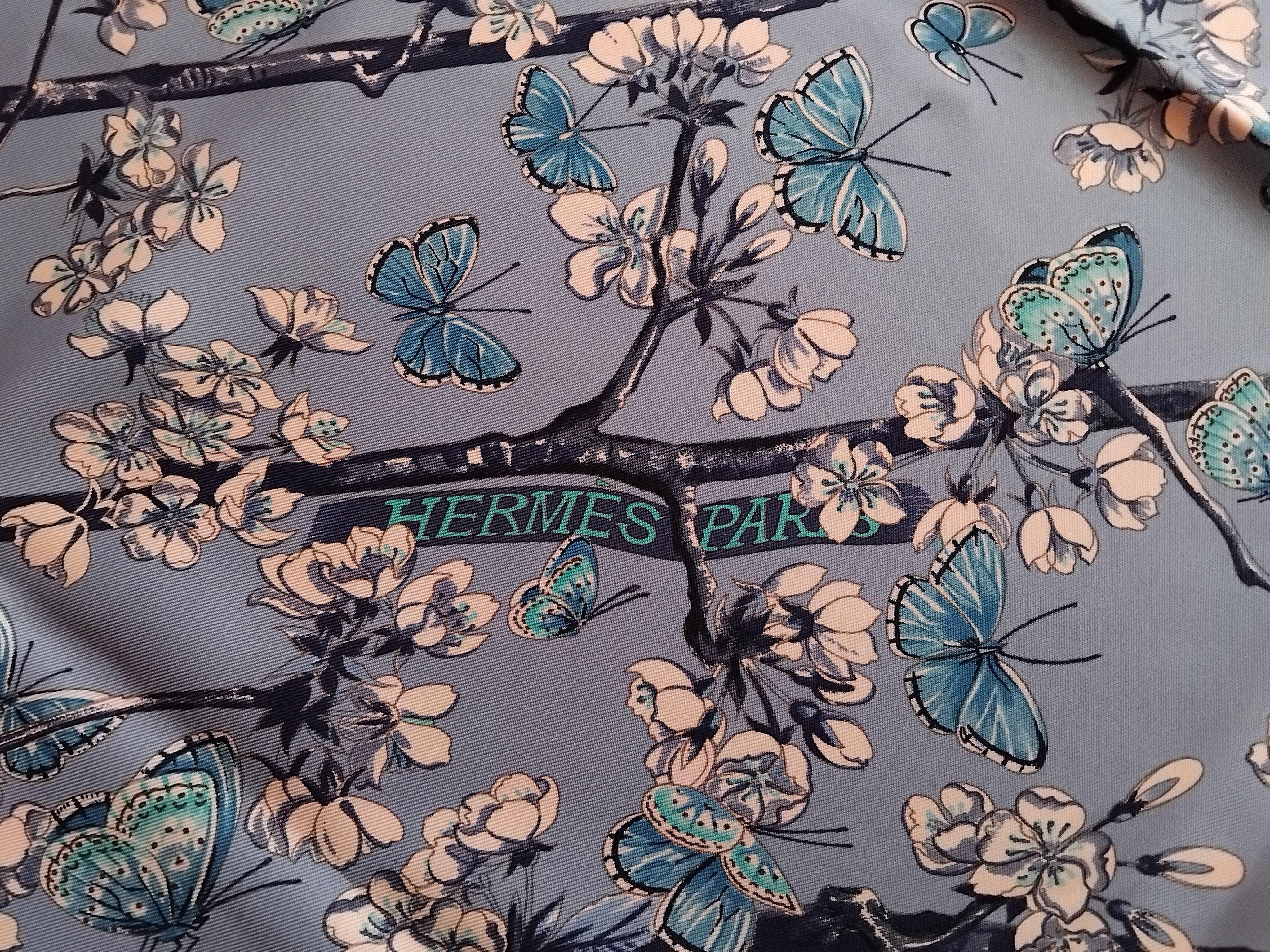 Écharpe en soie Hermès Vol Amoureux des Azurés Papillons Bleu Toutsy 90 cm en vente 9
