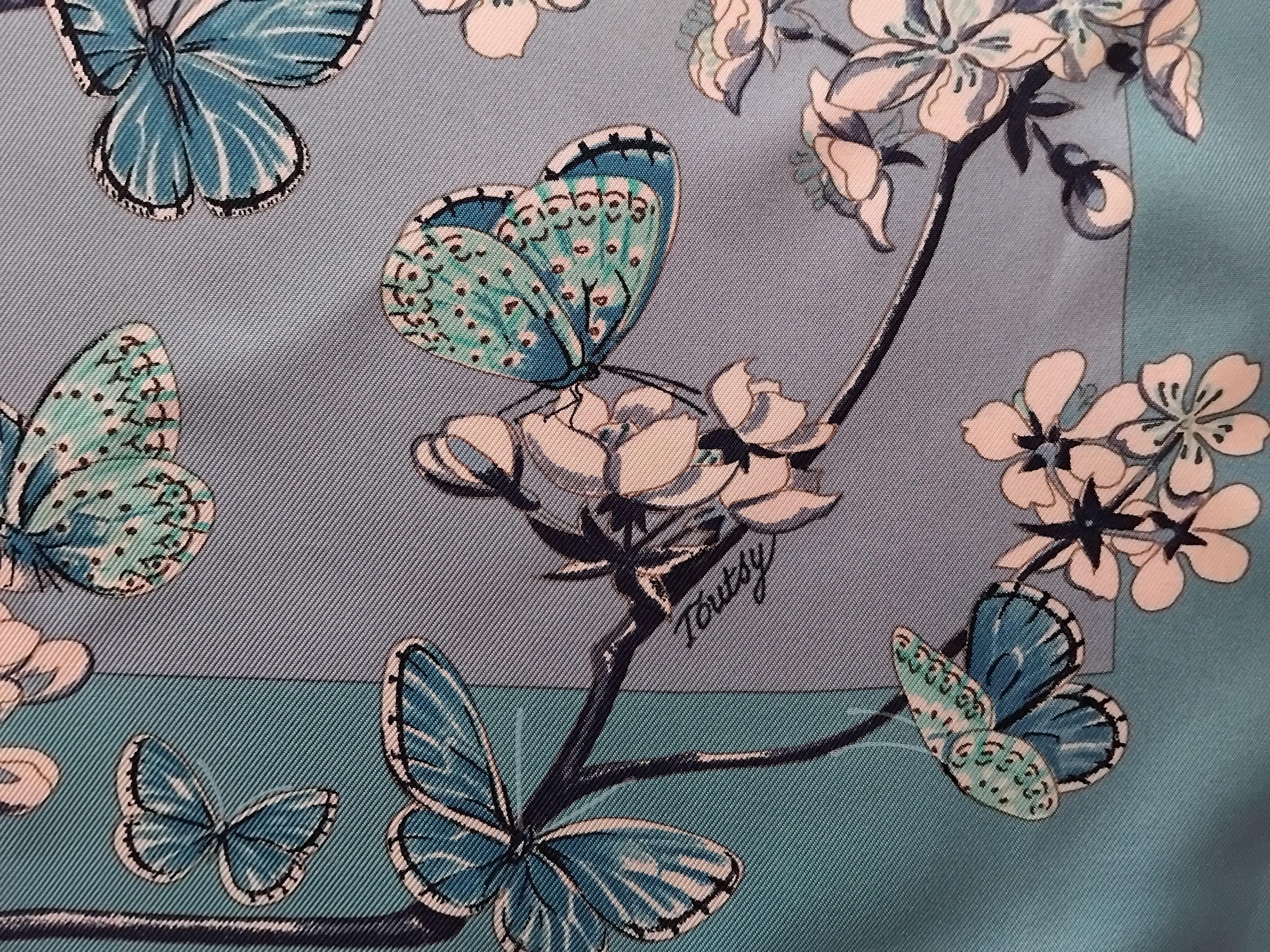 Écharpe en soie Hermès Vol Amoureux des Azurés Papillons Bleu Toutsy 90 cm en vente 10