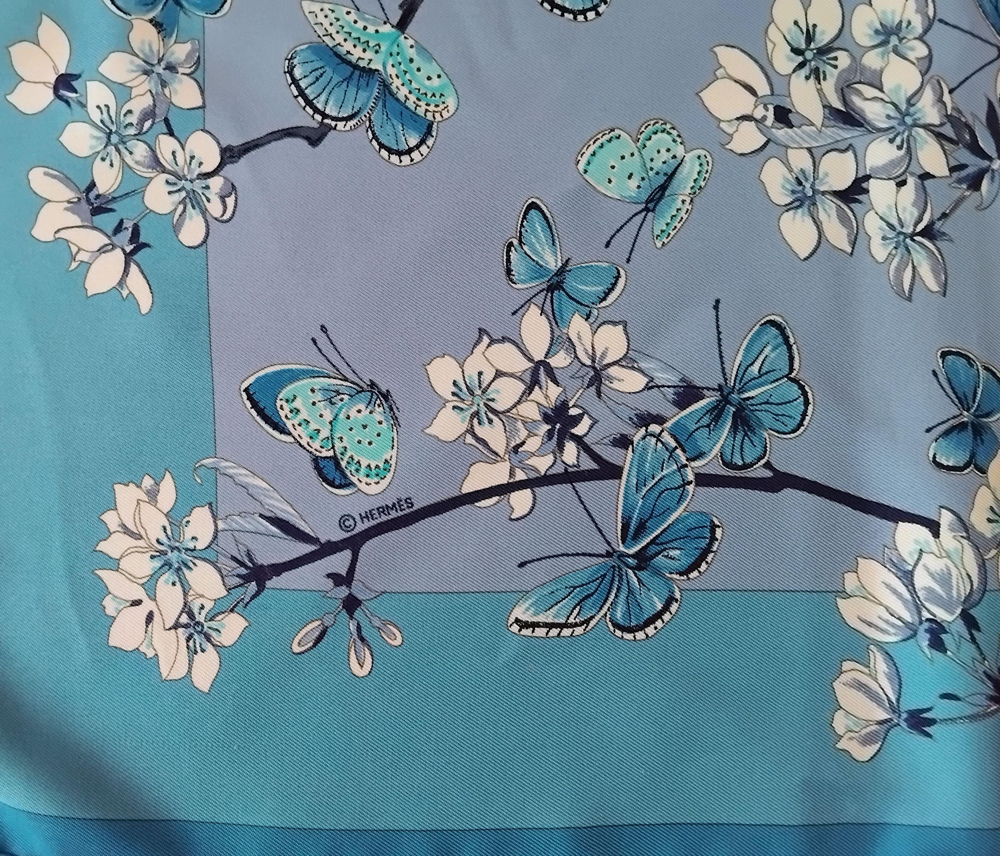 Écharpe en soie Hermès Vol Amoureux des Azurés Papillons Bleu Toutsy 90 cm en vente 12