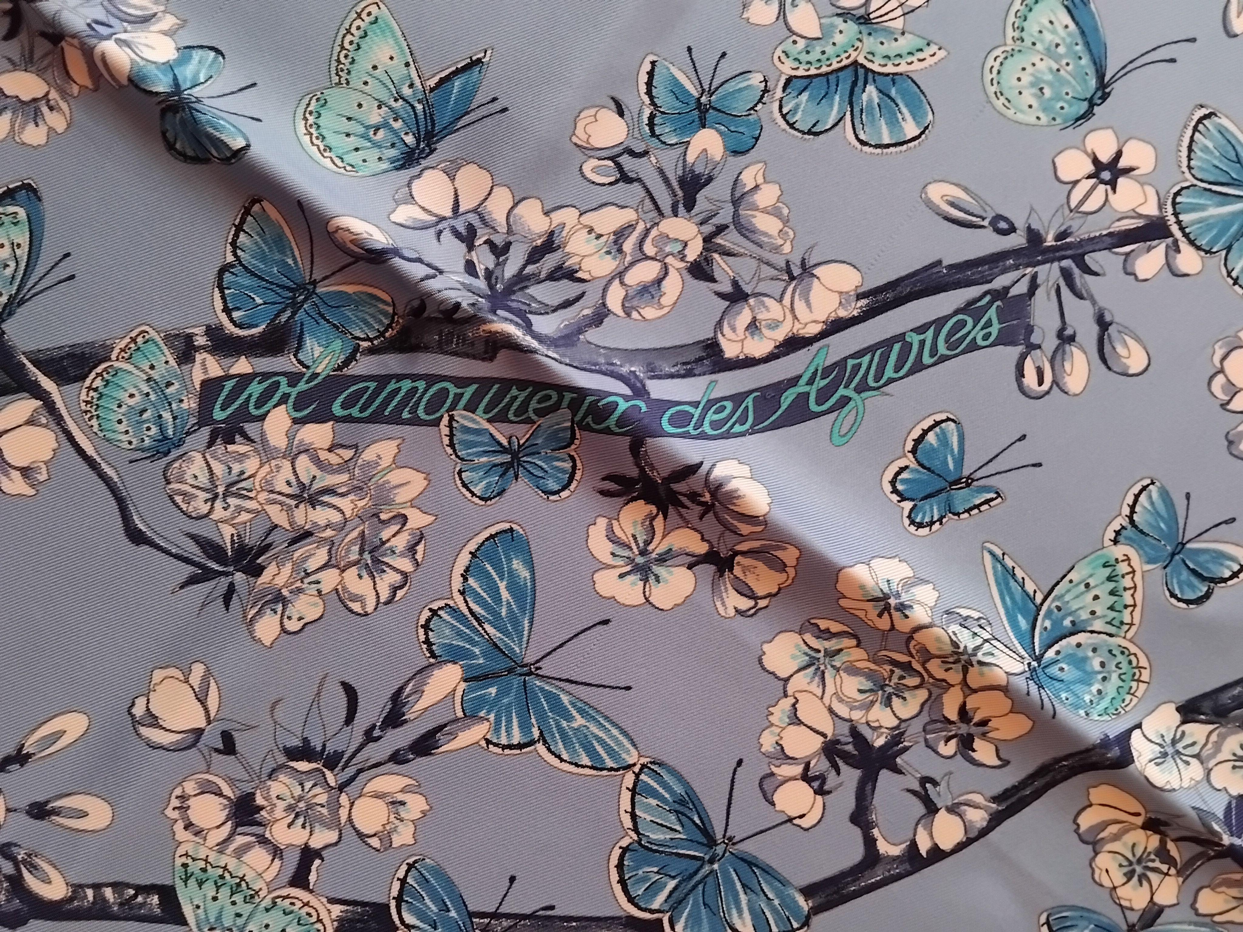 Écharpe en soie Hermès Vol Amoureux des Azurés Papillons Bleu Toutsy 90 cm en vente 14