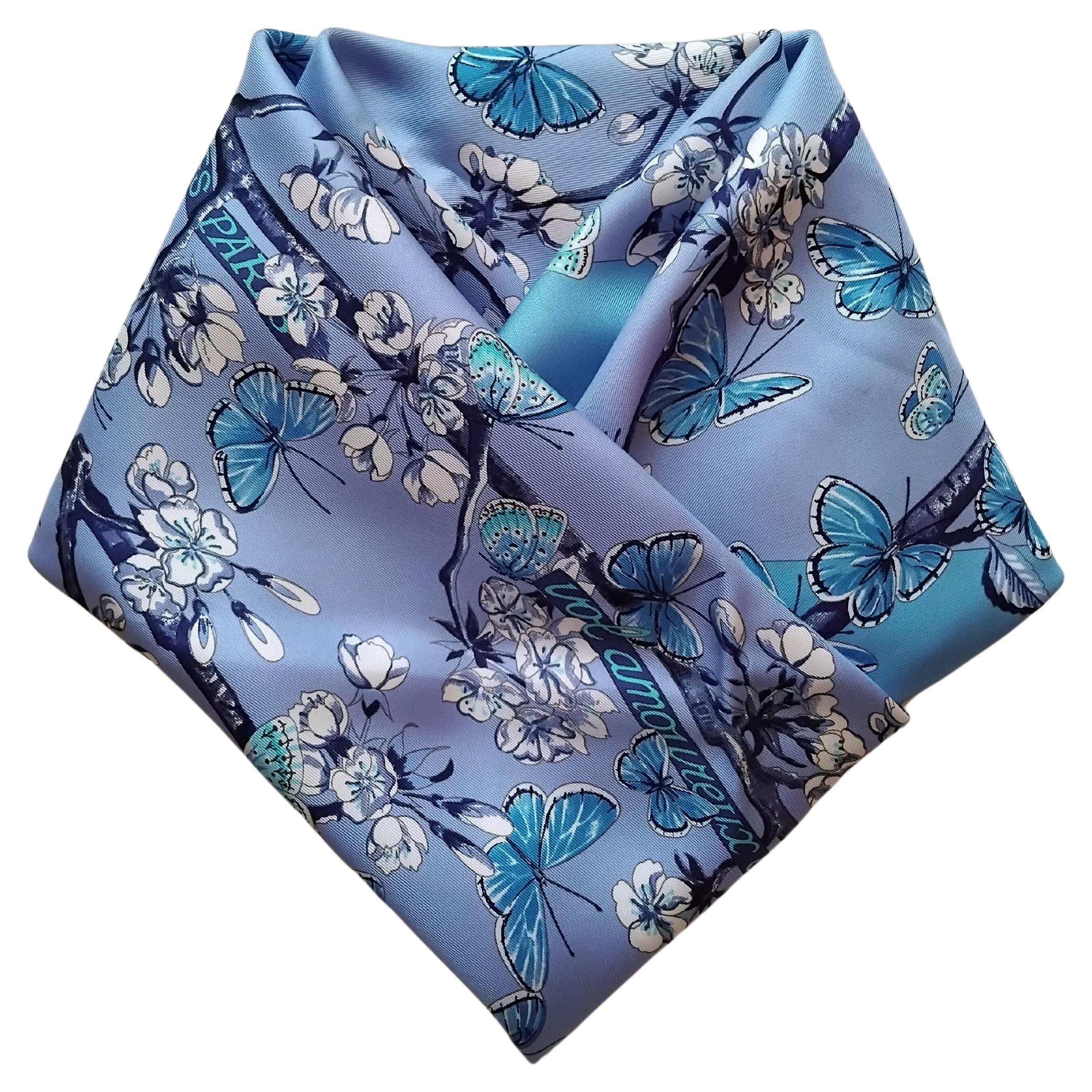 Écharpe en soie Hermès Vol Amoureux des Azurés Papillons Bleu Toutsy 90 cm en vente