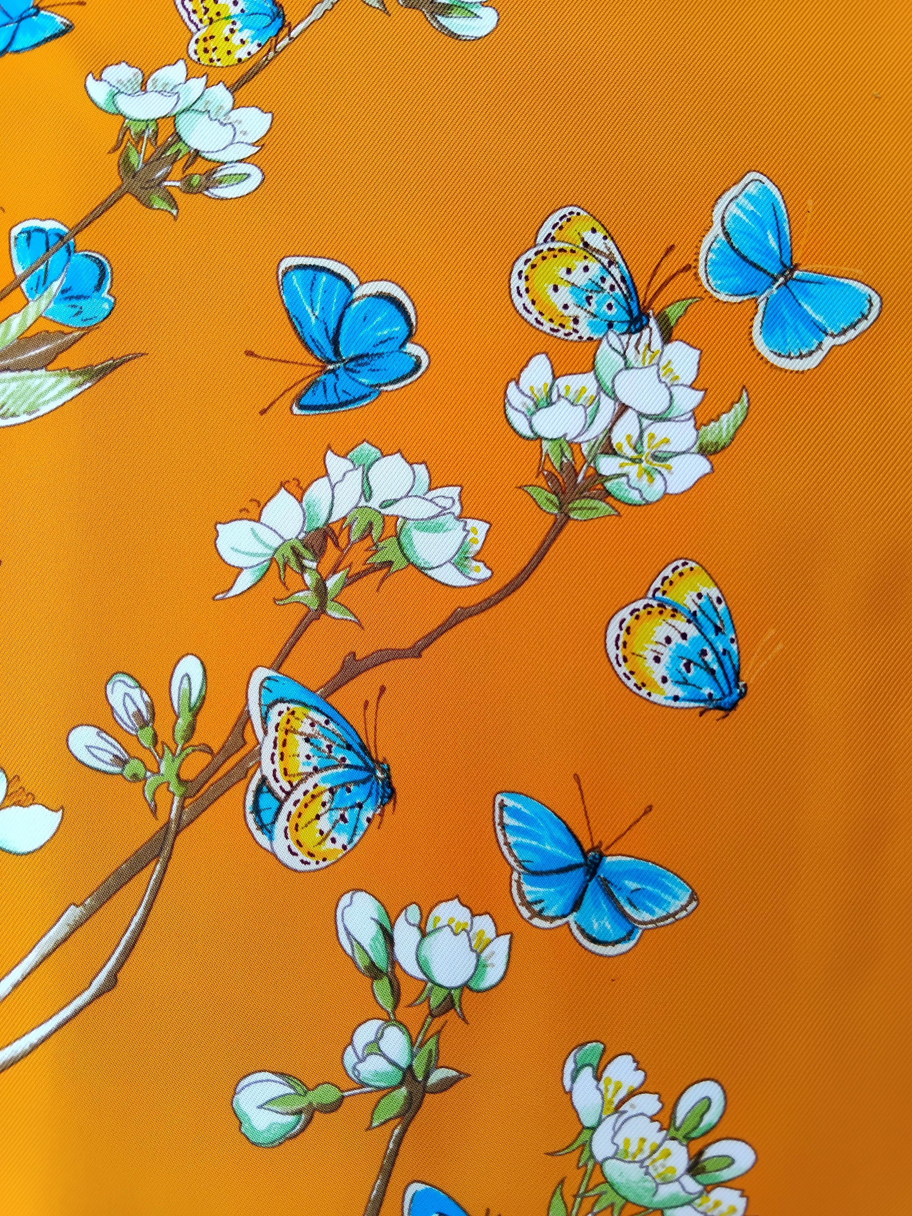 Hermès Pañuelo de seda Vol Amoureux des Azurés Mariposas Flores Naranja 35' en venta 7