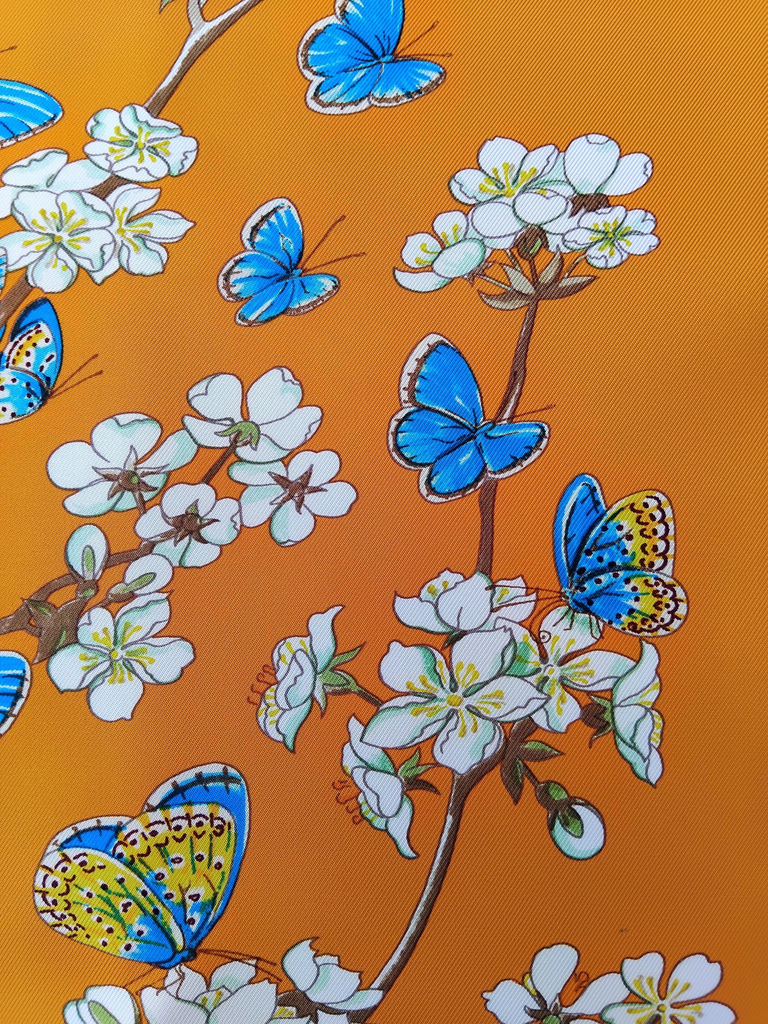 Hermès Pañuelo de seda Vol Amoureux des Azurés Mariposas Flores Naranja 35' en venta 8