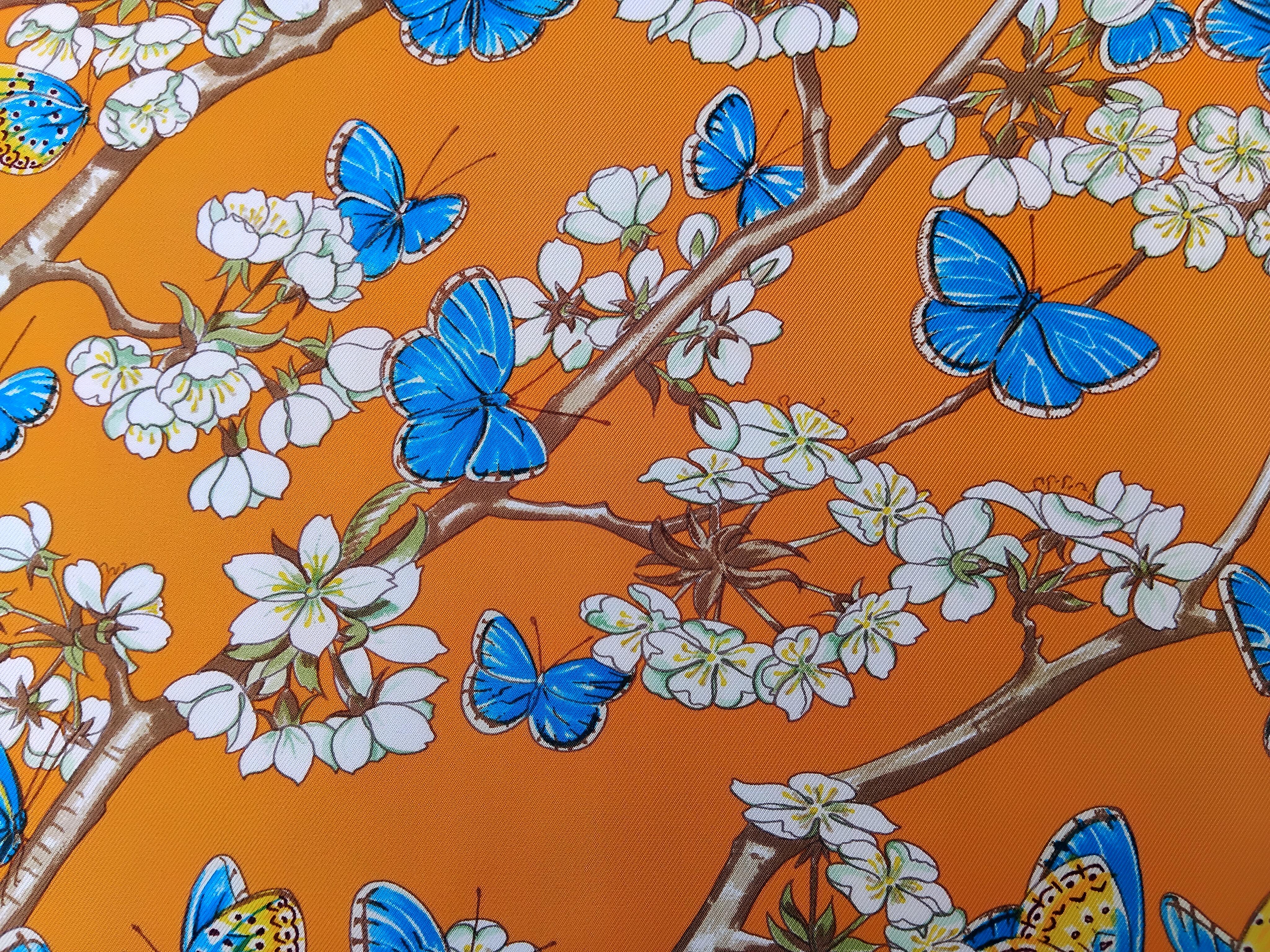 Hermès Pañuelo de seda Vol Amoureux des Azurés Mariposas Flores Naranja 35' en venta 2
