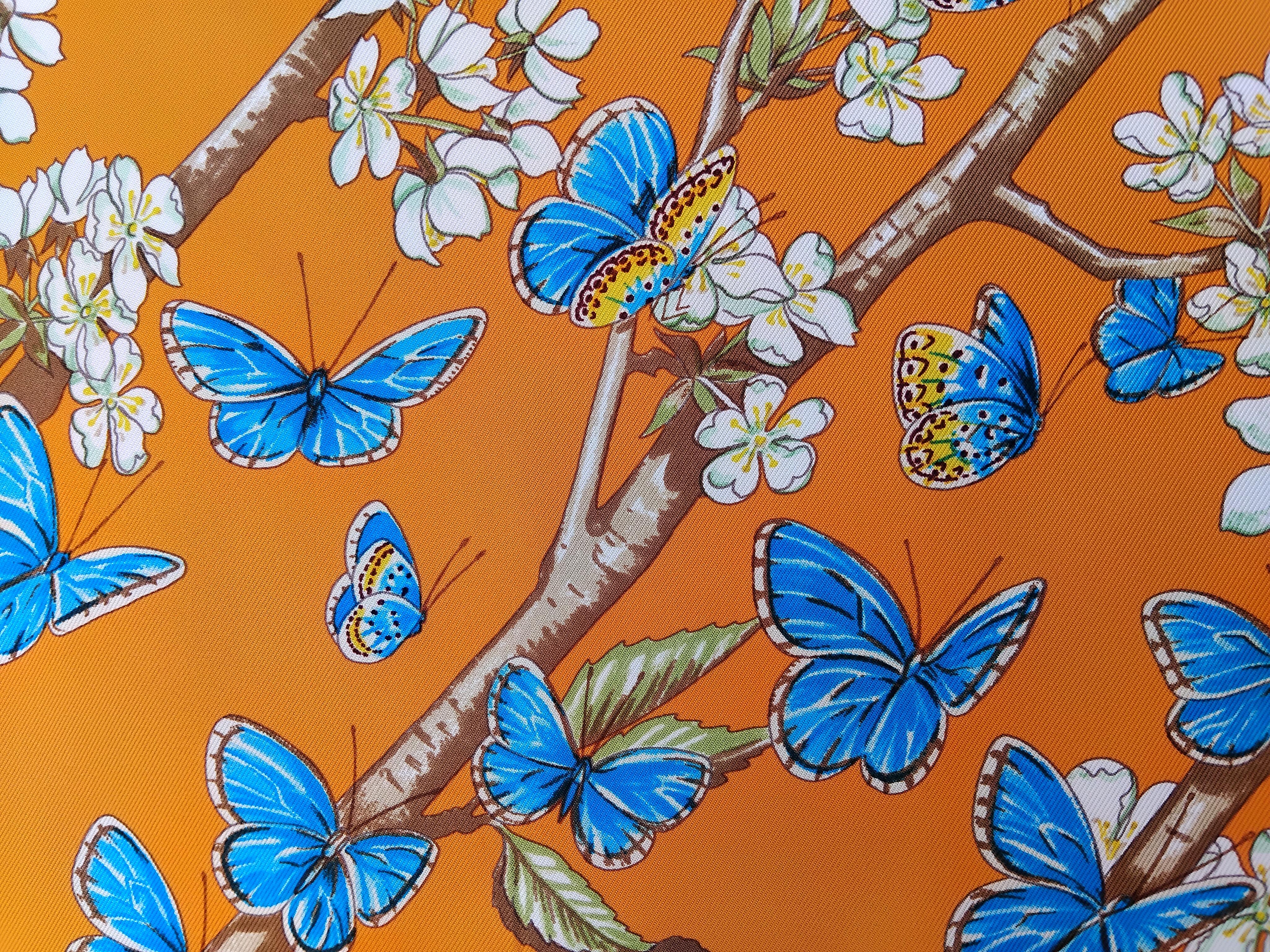 Hermès Pañuelo de seda Vol Amoureux des Azurés Mariposas Flores Naranja 35' en venta 3