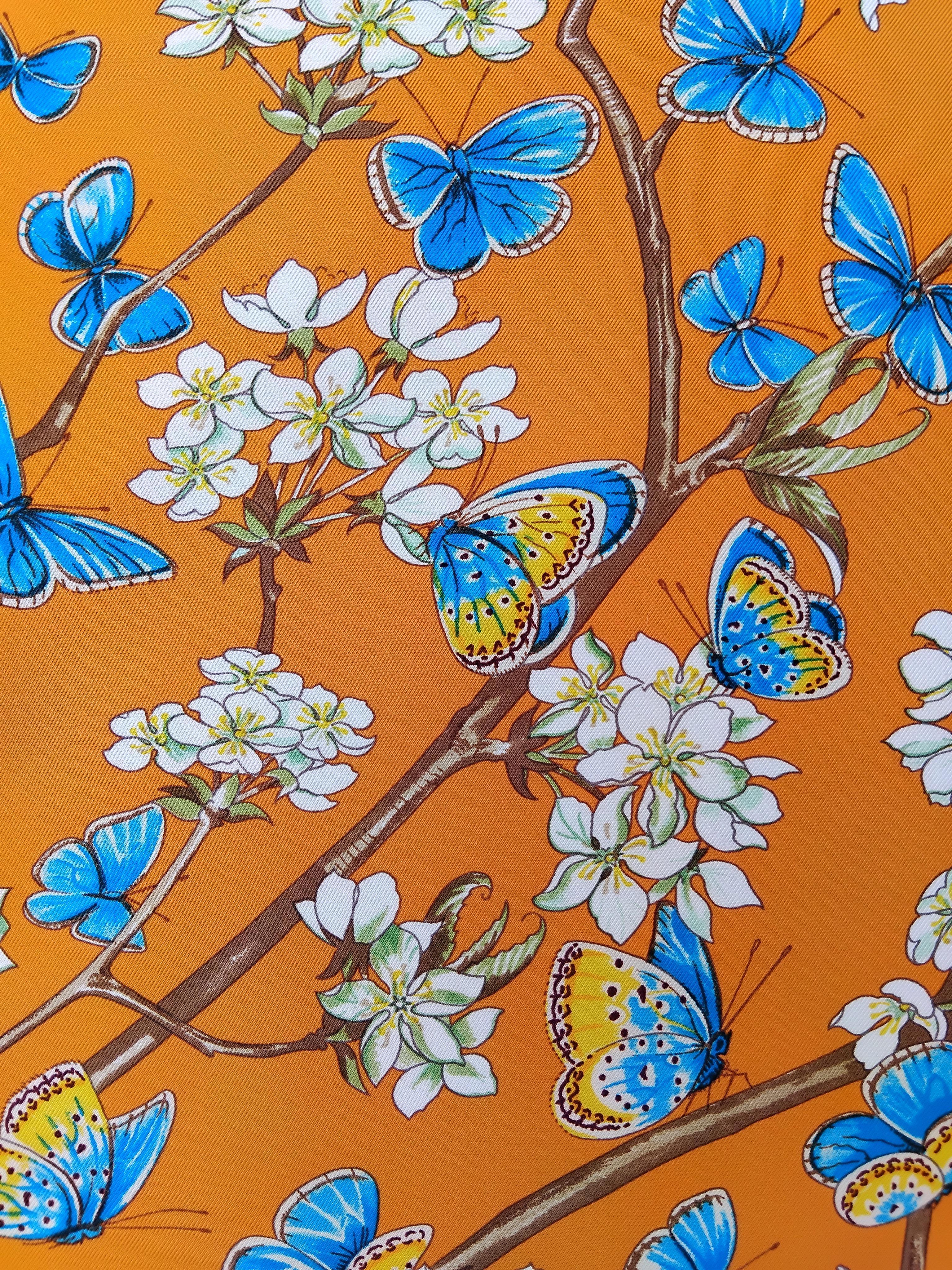 Hermès Pañuelo de seda Vol Amoureux des Azurés Mariposas Flores Naranja 35' en venta 5