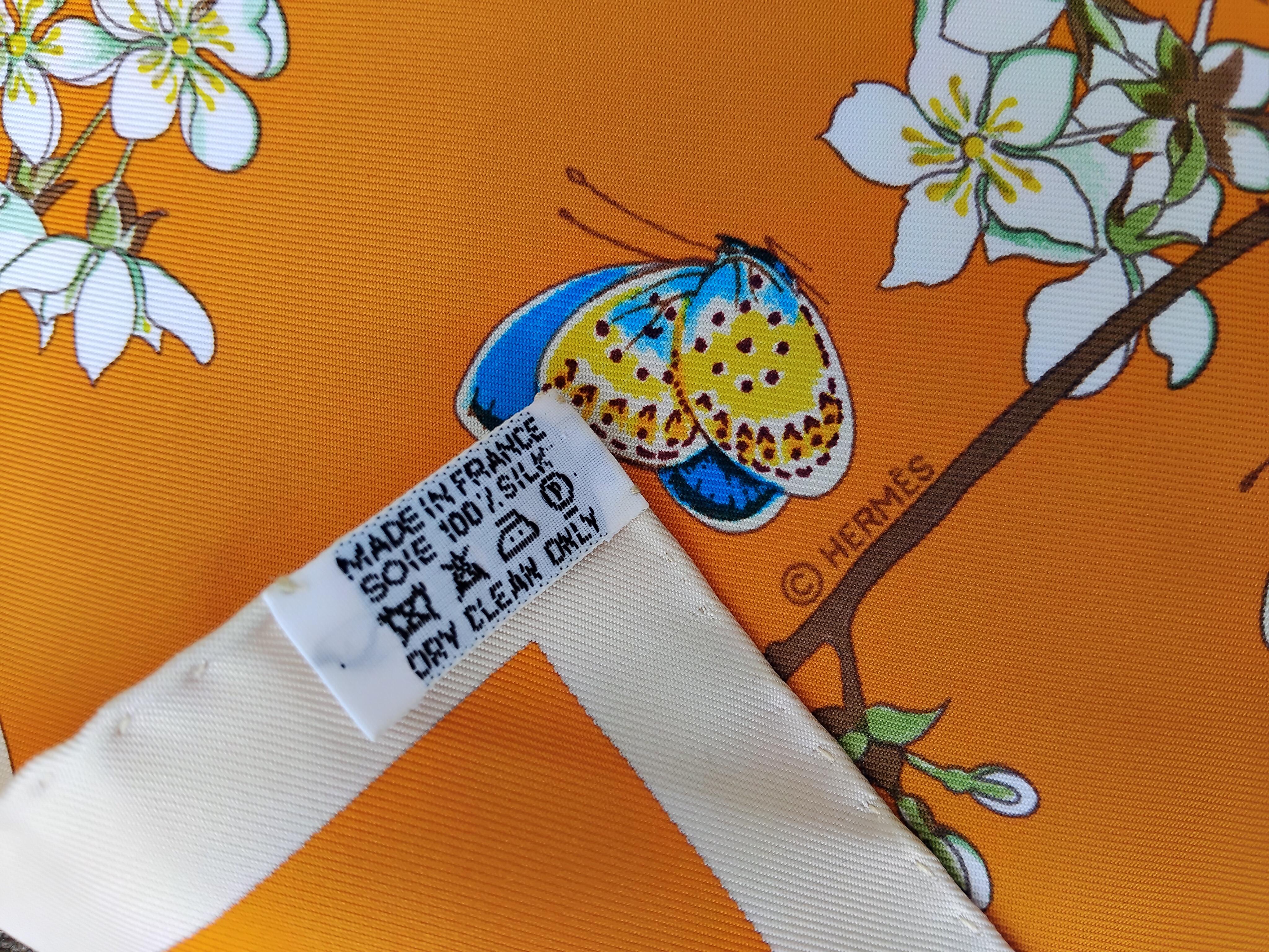 Hermès Pañuelo de seda Vol Amoureux des Azurés Mariposas Flores Naranja 35' en venta 4