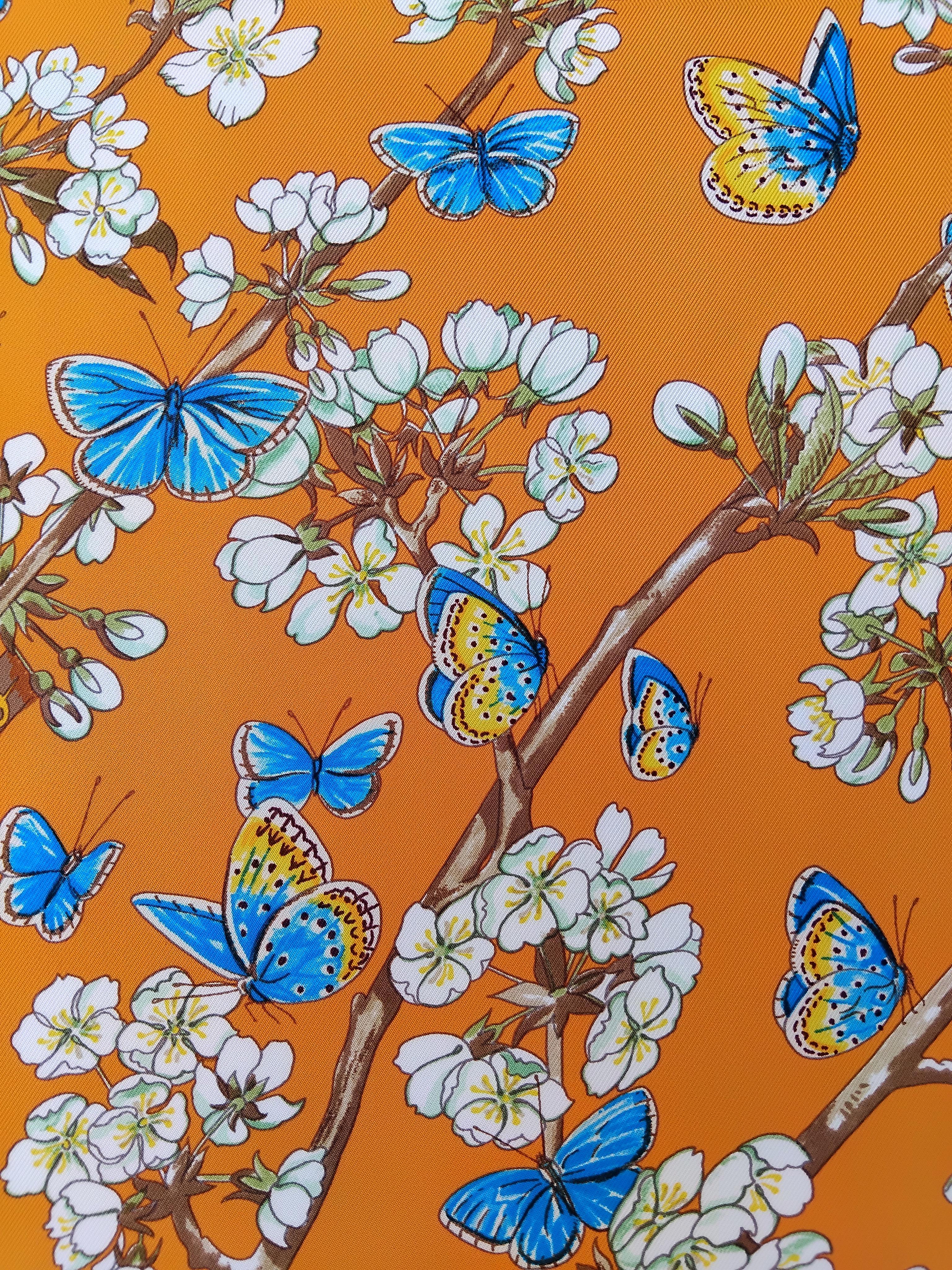 Hermès Pañuelo de seda Vol Amoureux des Azurés Mariposas Flores Naranja 35' en venta 6