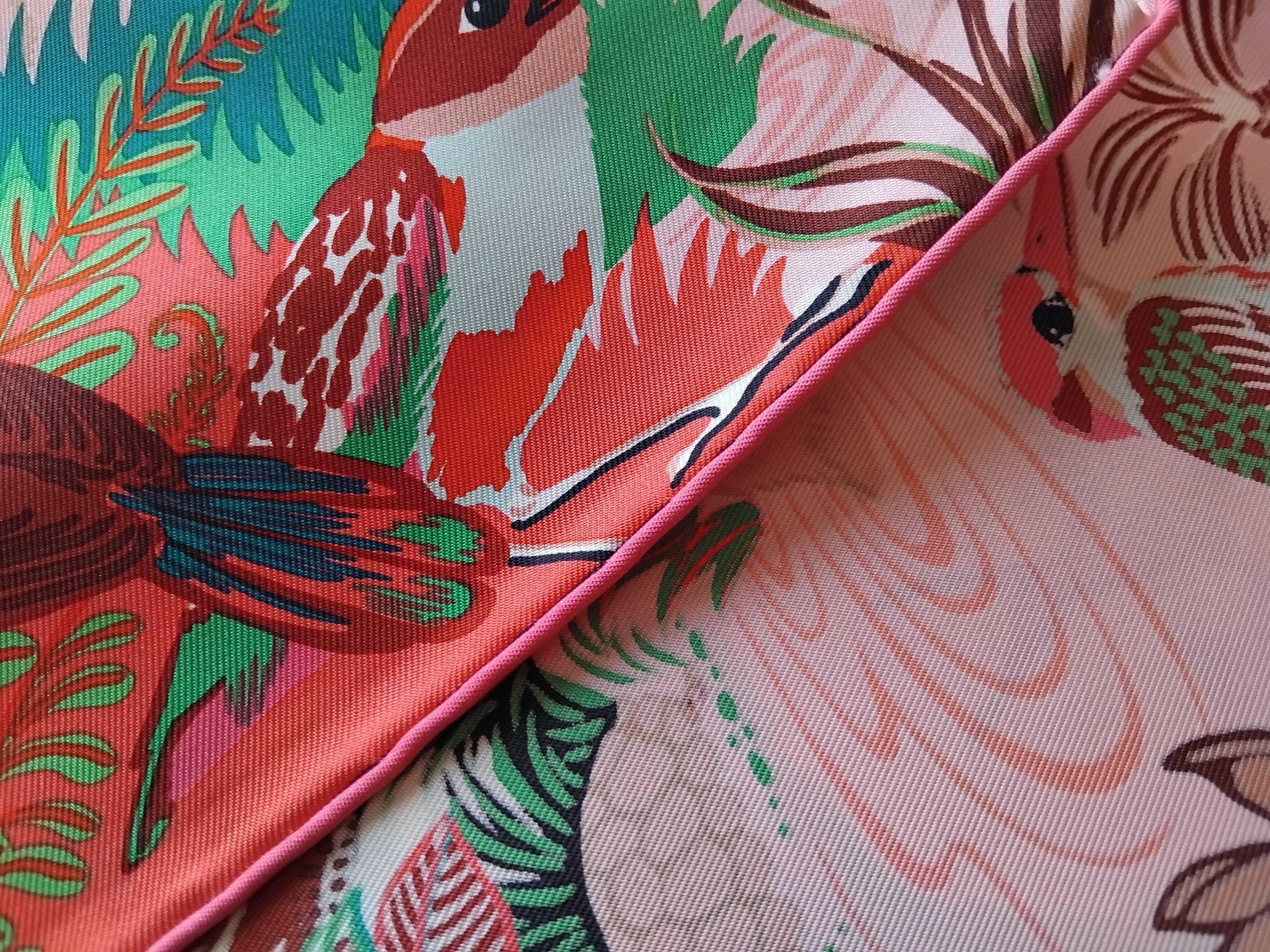 Écharpe en soie Hermès Wild Singapore Alice Shirley Pink Green 35' en vente 12