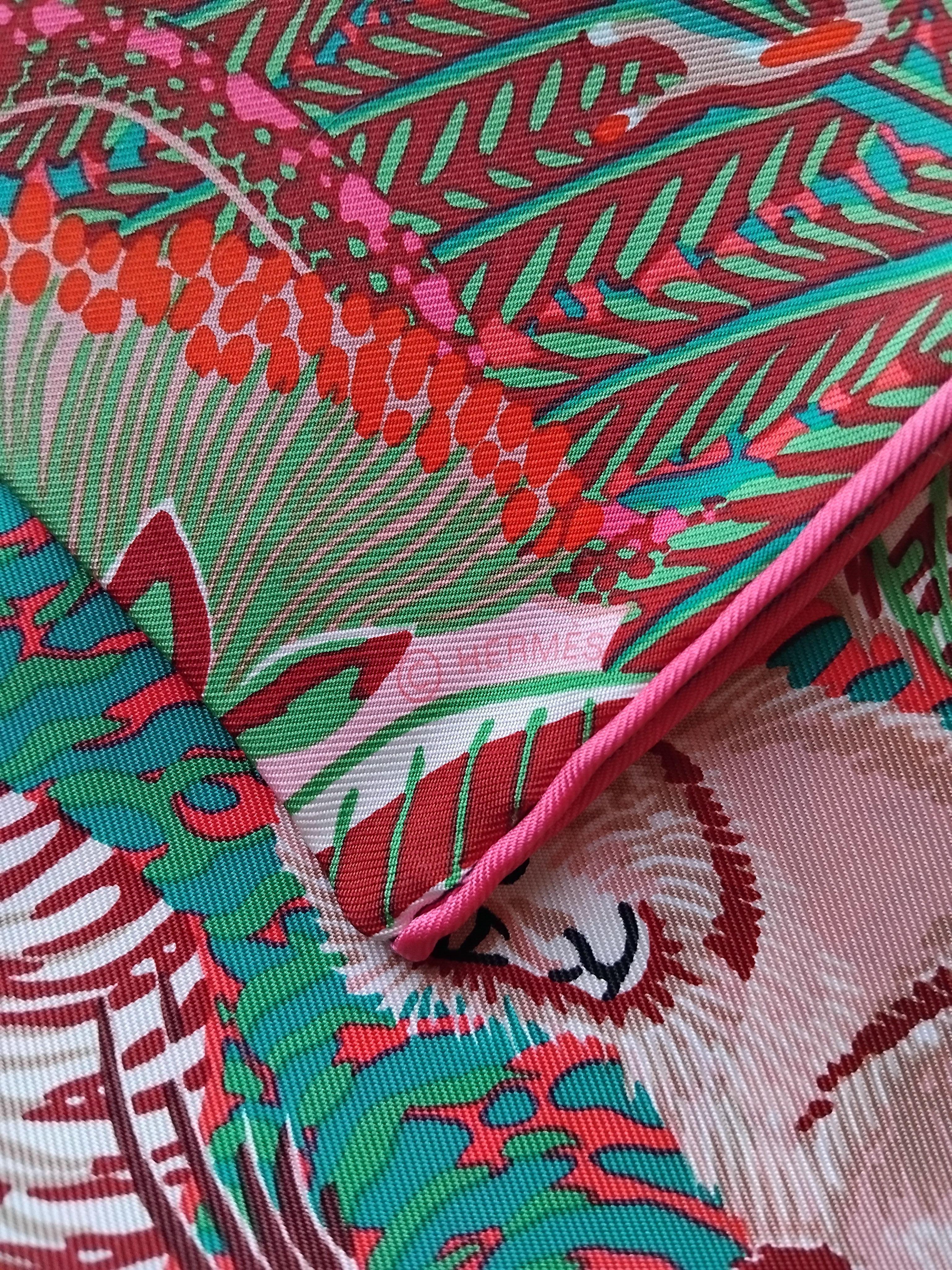 Écharpe en soie Hermès Wild Singapore Alice Shirley Pink Green 35' en vente 14