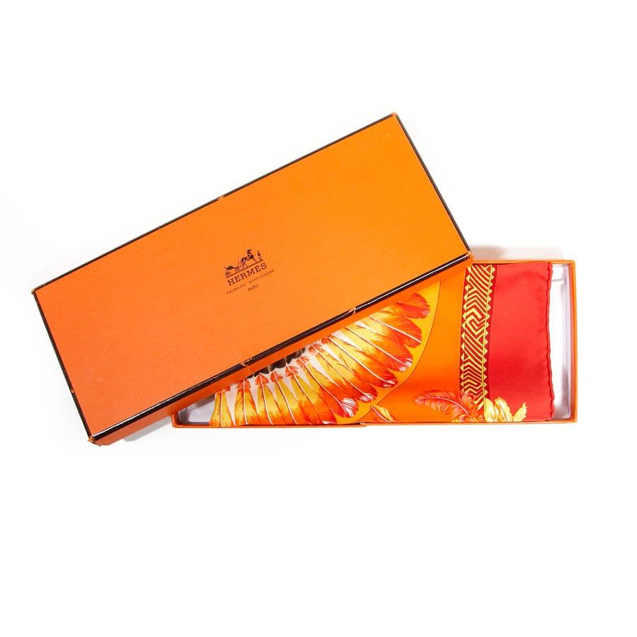 Never worn, with the box, this scarf is made of Silk, 100%, as written on the composition label. Designed by Wlodek Kaminski it shows a coach designed with green and orange. Made in France. 
Dimensions : 54 x 54 cm