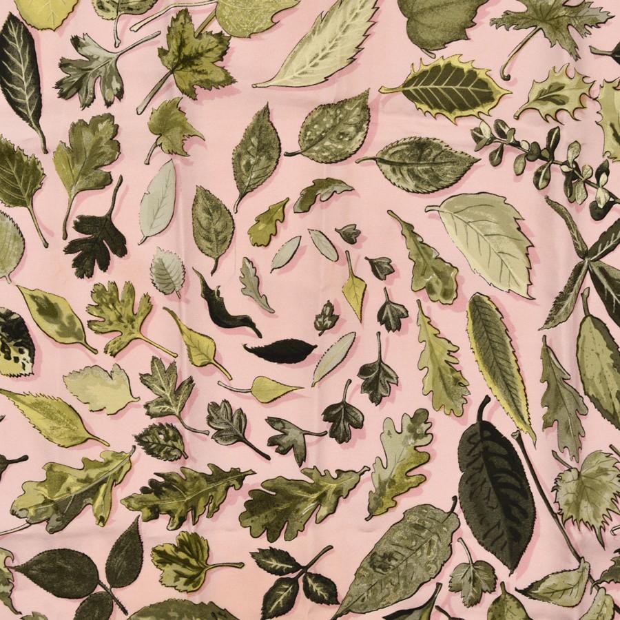 In good pre owned condition, this scarf is made of Silk. The composition and Hermes label is missing. 'HERMES Paris' is located in the bottom. We notice one light small stain on left border, (left down quadrant) and one thread has been pulled (see