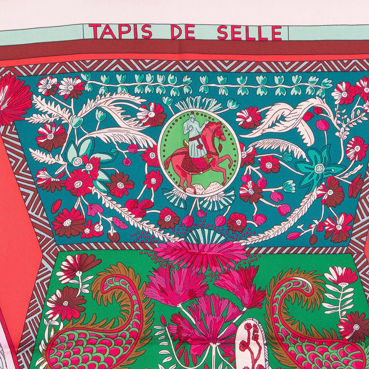 100% authentischer Hermes Tapis de Selle 90 Schal von Annie Faivre aus rosafarbenem Seidenköper (100%) mit Details in Grün, Burgunderrot und Grau. Wurde getragen und ist in ausgezeichnetem Zustand.

Die Geschichte dahinter:
Inspiriert von einem