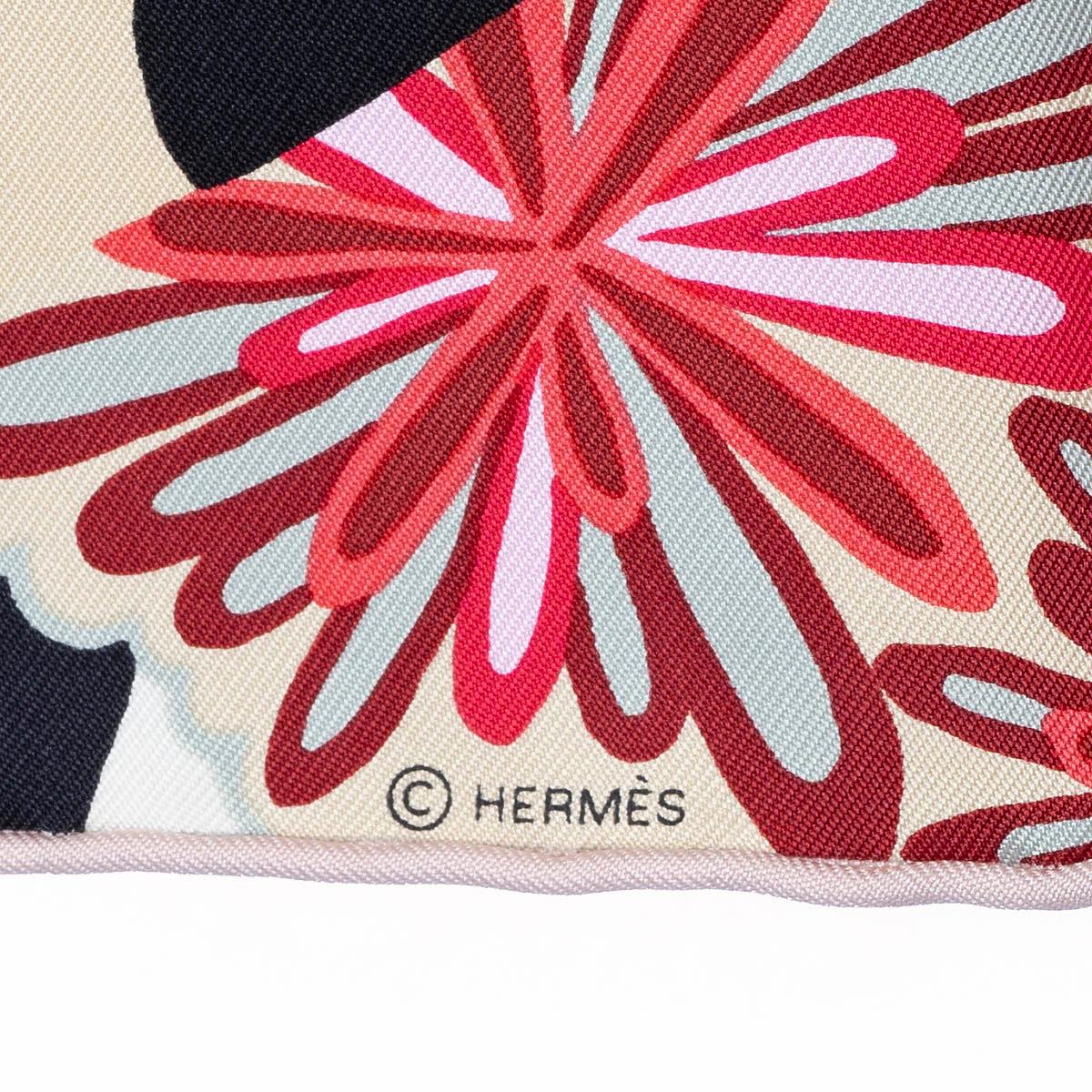 HERMES silk THE THREE GRACES ZOOM 45 Scarf Creme Noir Blue Rouge In Excellent Condition In Zürich, CH