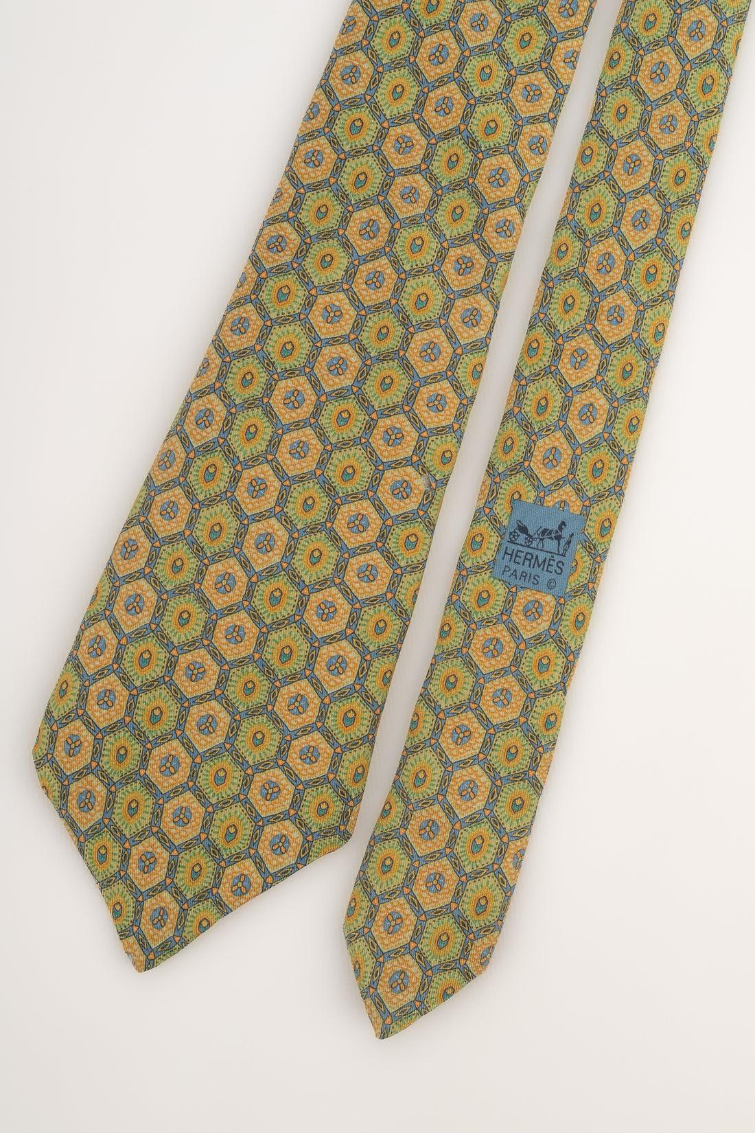 HERMÈS -(Made in France) Silk tie illustrated with yellow, green, and blue tone patterns.

Additional information:
Condition: Very good condition
Dimensions: Width: 10 cm

SKU:ACC187