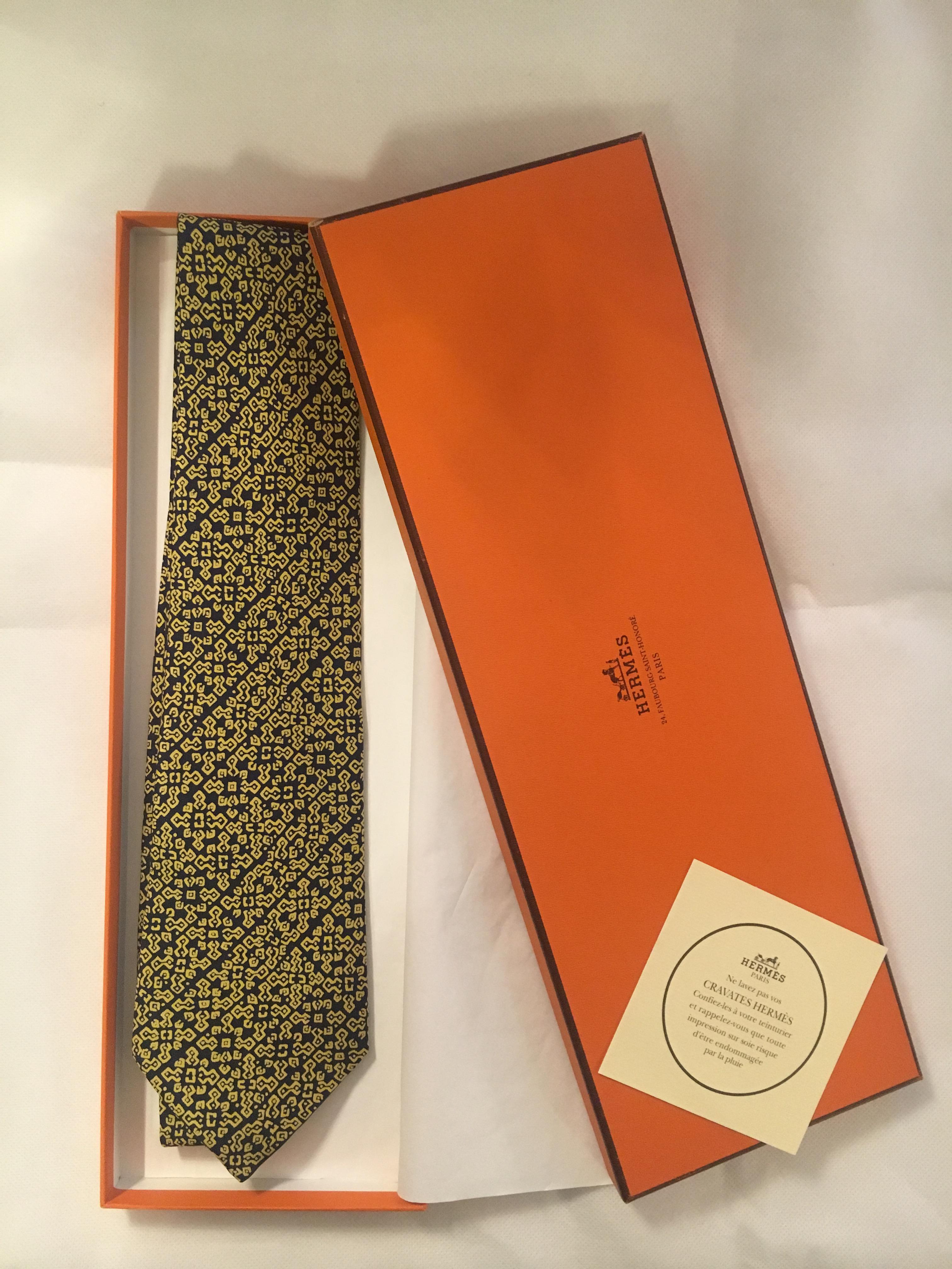 Beautiful HERMES tie in black / gold printed silk with geometric patterns, mint condition!

Beautiful HERMES tie
Dominant colors: Black & Gold
Reason: Geometric
Material: 100% Silk
Condition: new
Packaging: Original box