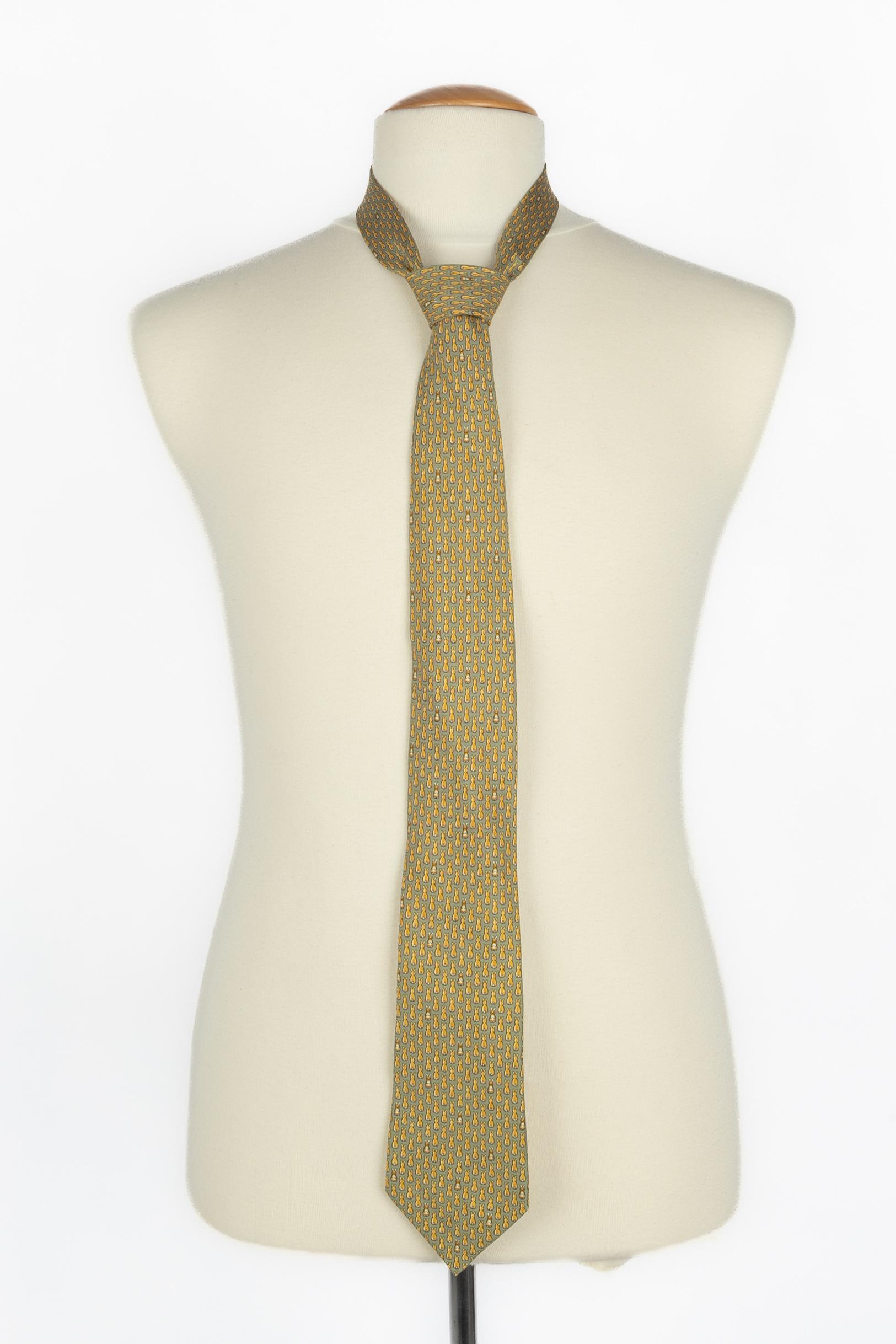 HERMÈS - (Fabriqué en France) Cravate en soie imprimée d'écureuils.

Condit :
Très bon état.

Dimensions :
Largeur maximale : 9 cm

SKU:ACC268