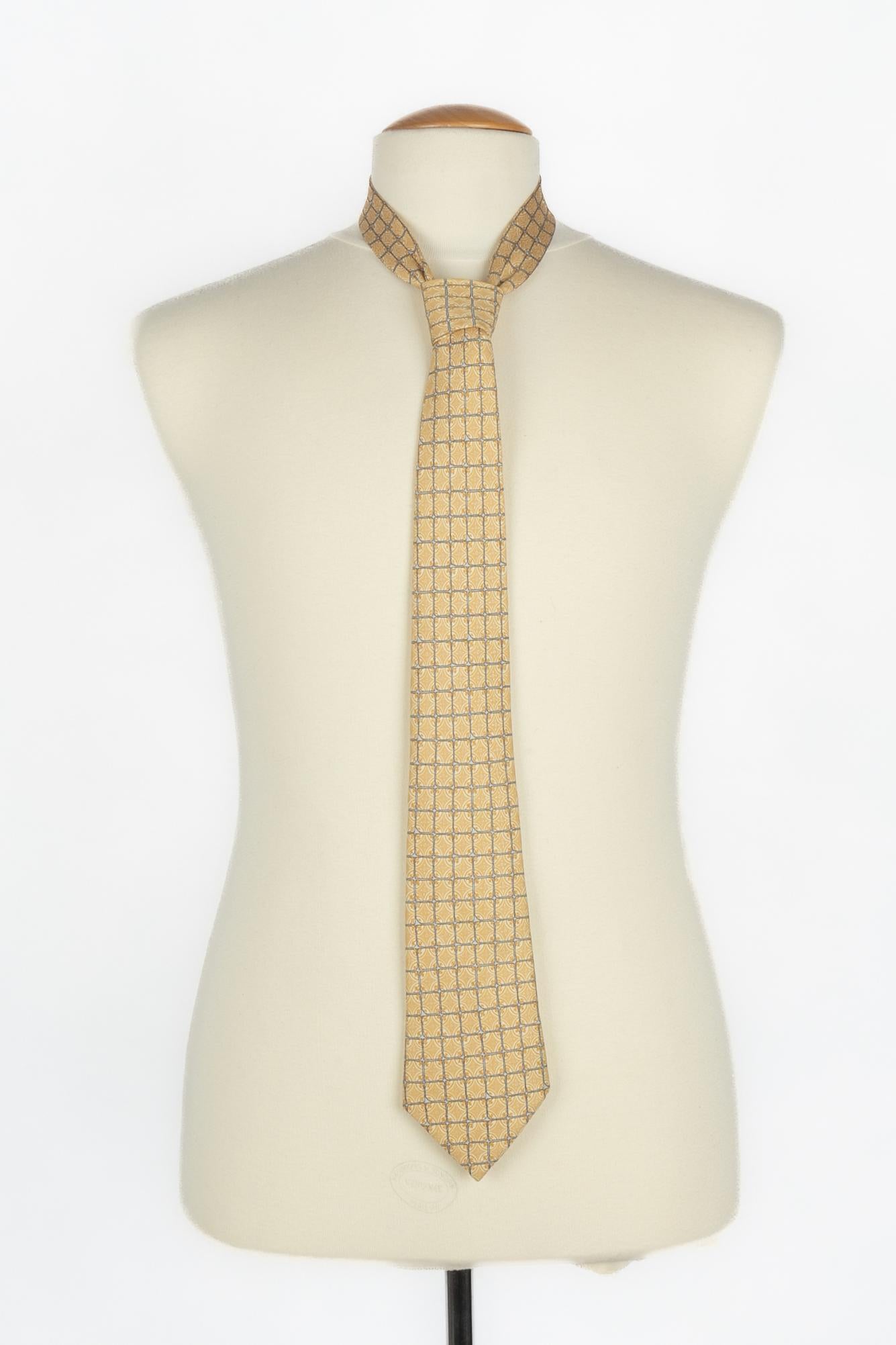 HERMÈS - (Made in France) Corbata de seda en tono amarillo.

Estado:
Muy buen estado

Dimensiones:
Anchura máx.: 9 cm

SKU:ACC265