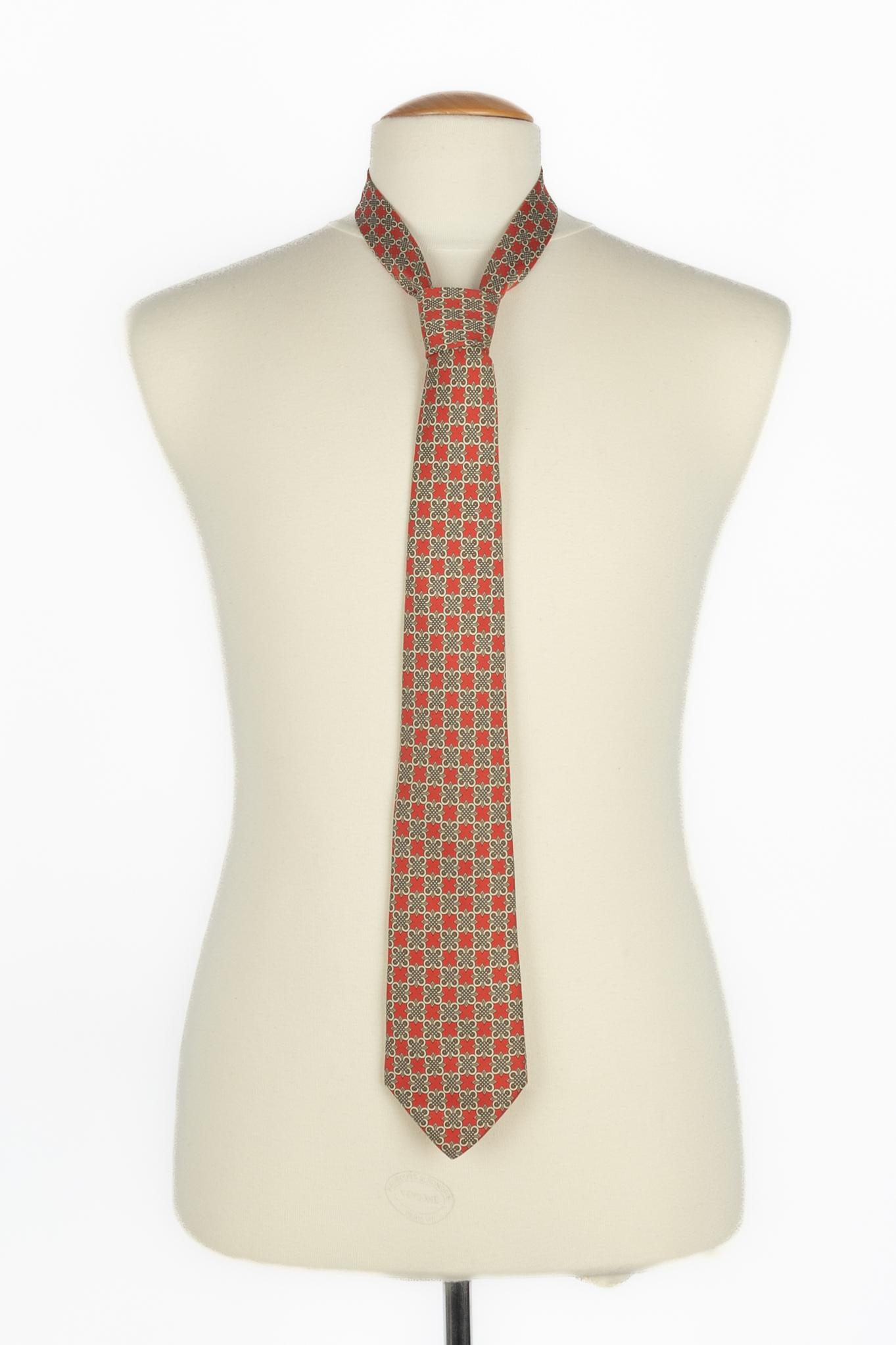 HERMÈS - (Made in France) Rote Seidenkrawatte.

Bedingung:
Sehr guter Zustand

Abmessungen:
Max. Breite: 9 cm

SKU:ACC261


