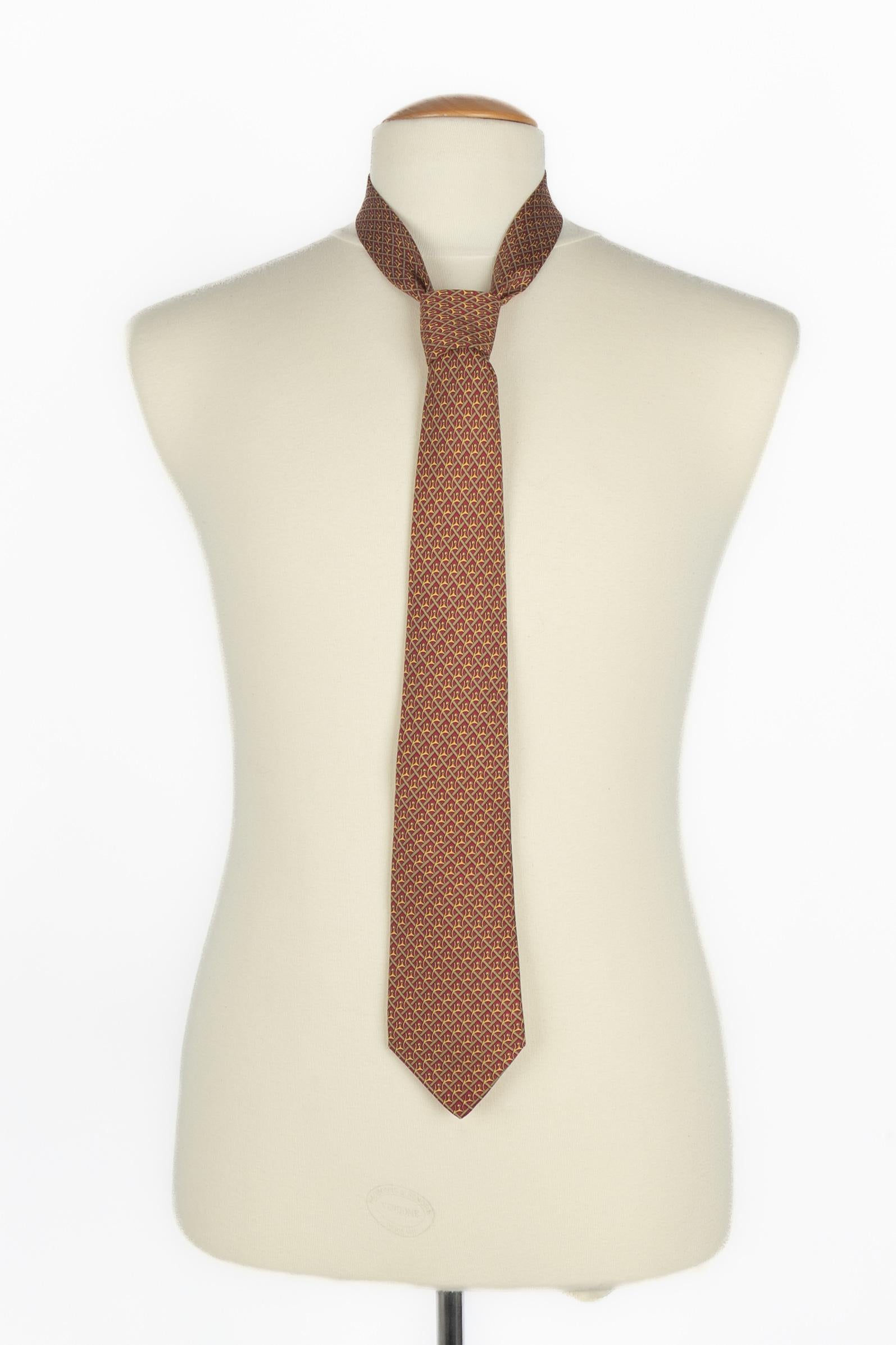 HERMÈS - (Made in France) Rote Seidenkrawatte.

Bedingung:
Sehr guter Zustand

Abmessungen:
Max. Breite: 9 cm

SKU:ACC262
