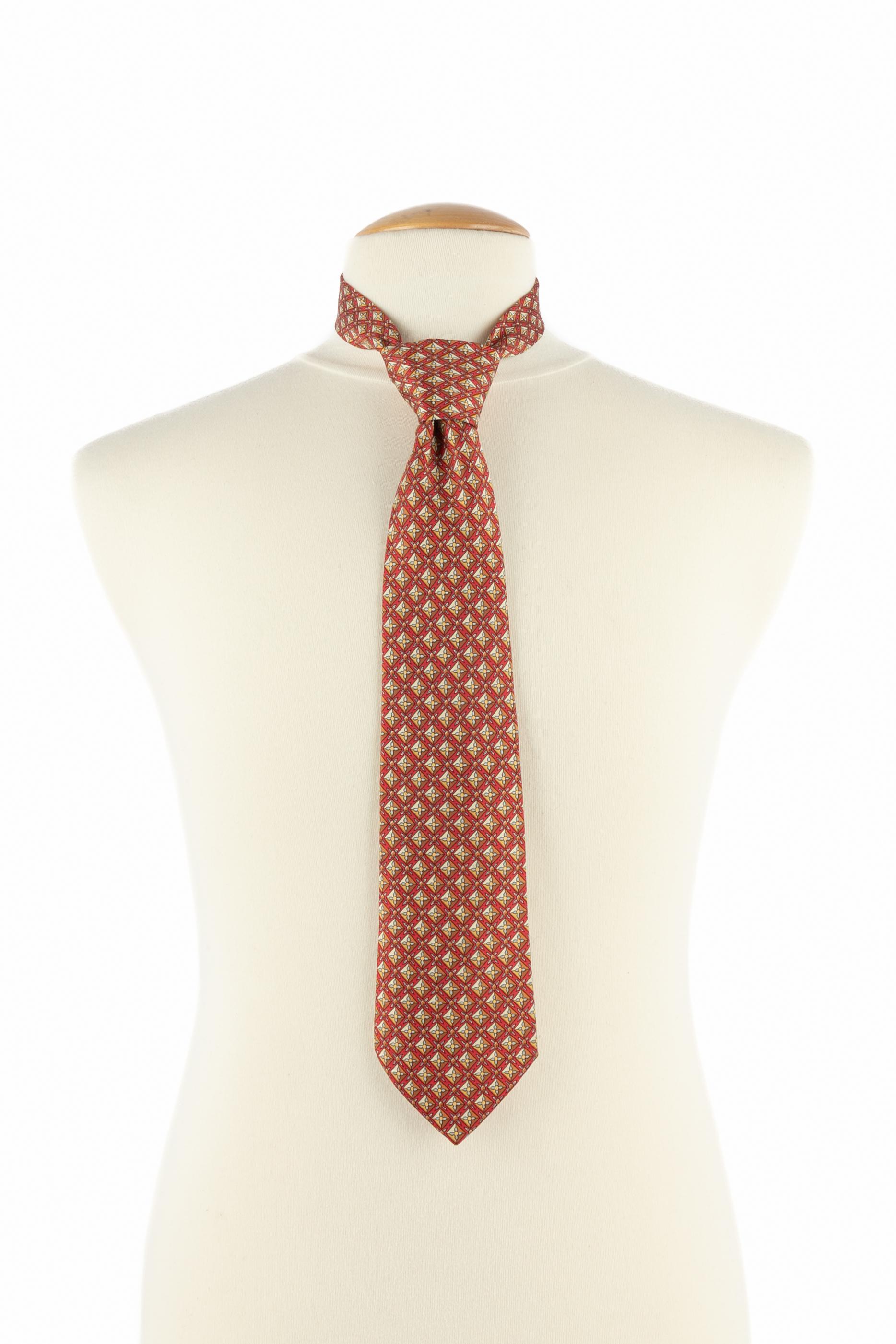 HERMÈS - (Made in France) Red silk tie.

Condition:
Very good condition

Dimensions:
Max. width: 9 cm

SKU:ACC195