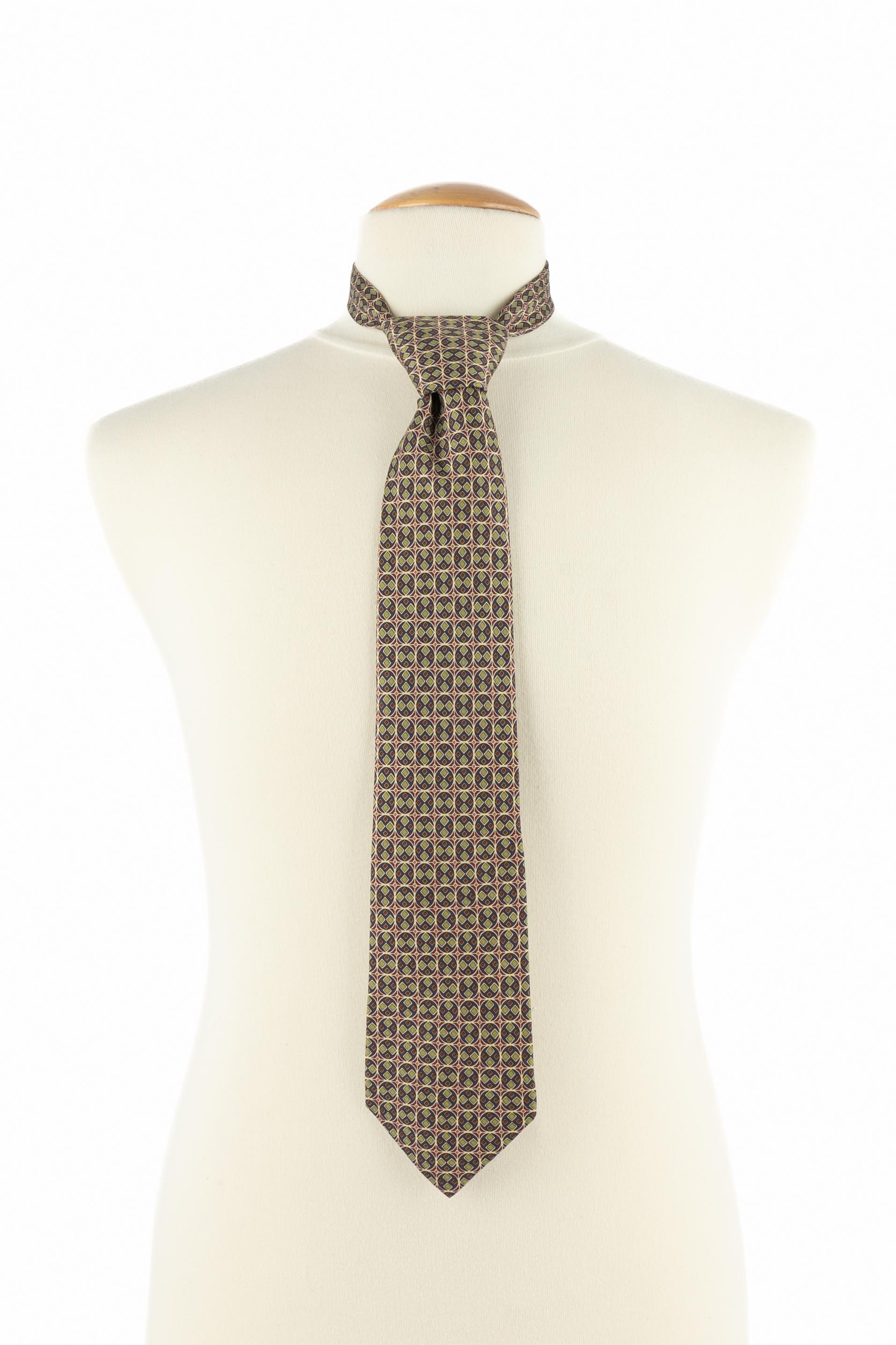 HERMÈS - (Made in France) Silk tie printed with geometrical pattern.

Condition:
Very good condition

Dimensions:
Max. width: 9 cm

SKU:ACC139