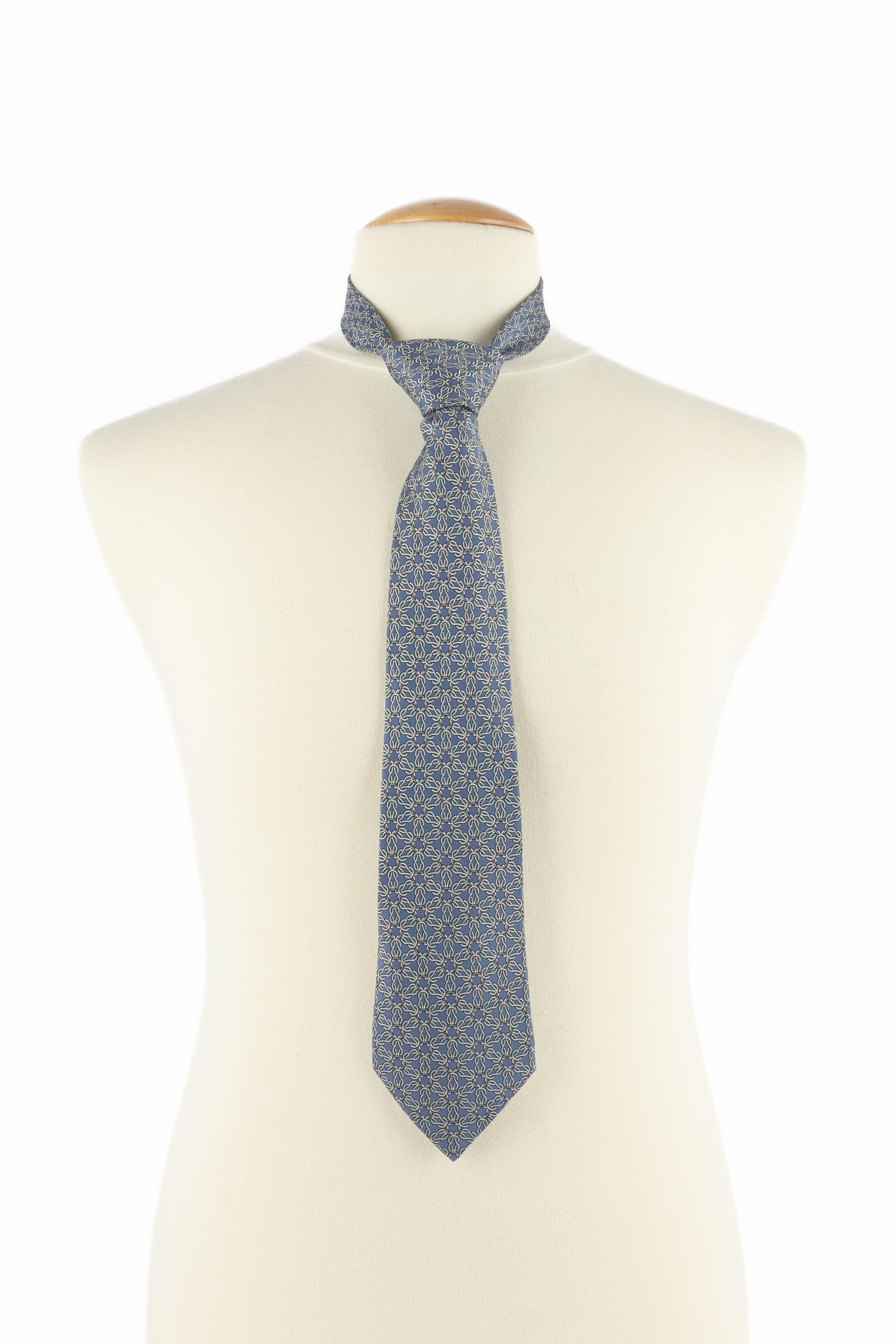 HERMÈS - (Made in France) Blue silk tie.

Condition:
Very good condition

Dimensions:
Max. width: 9 cm

SKU:ACC44