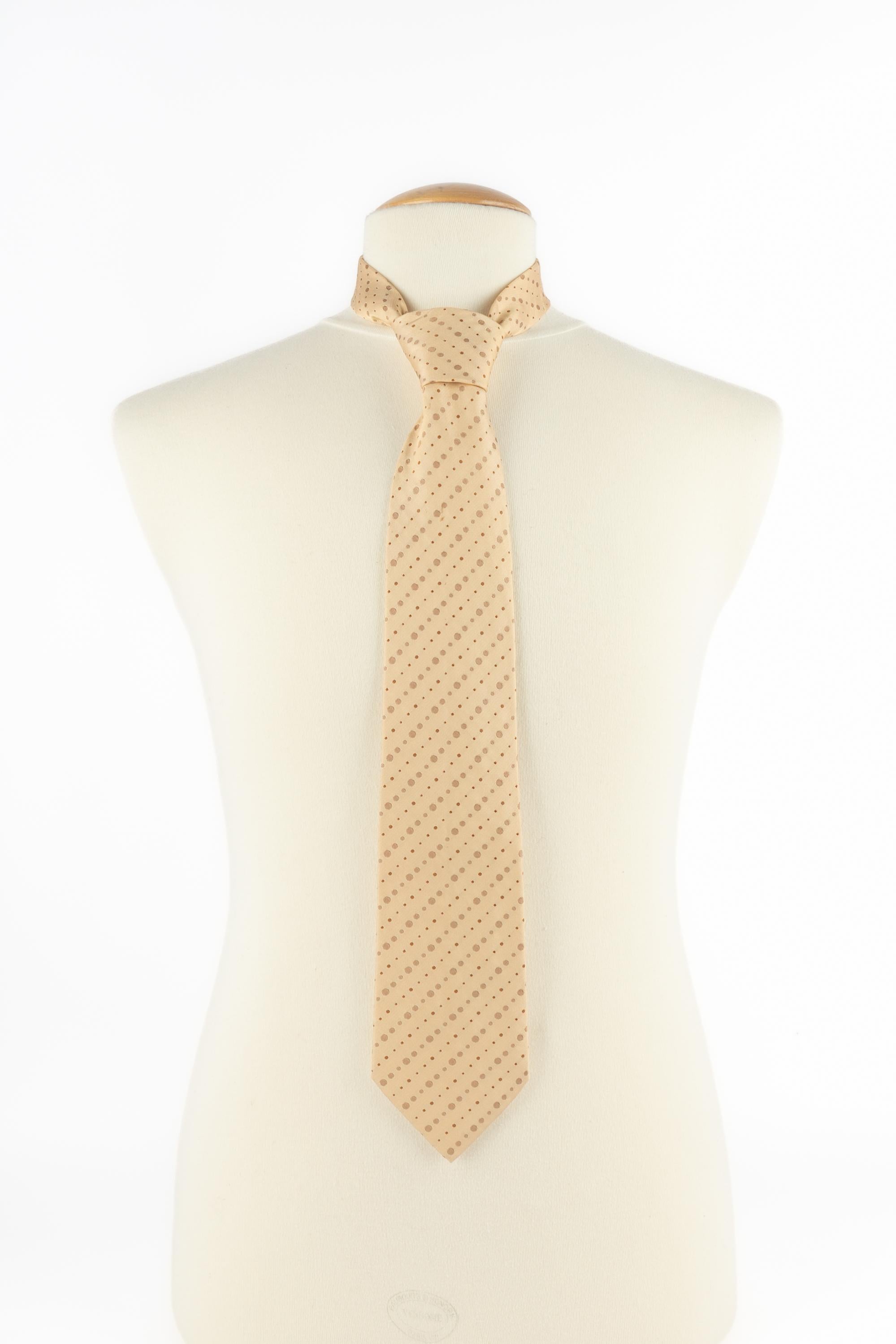 HERMÈS - (Made in France) Silk tie with dots.

Condition:
Very good condition

Dimensions:
Max. width: 9 cm

SKU:ACC7