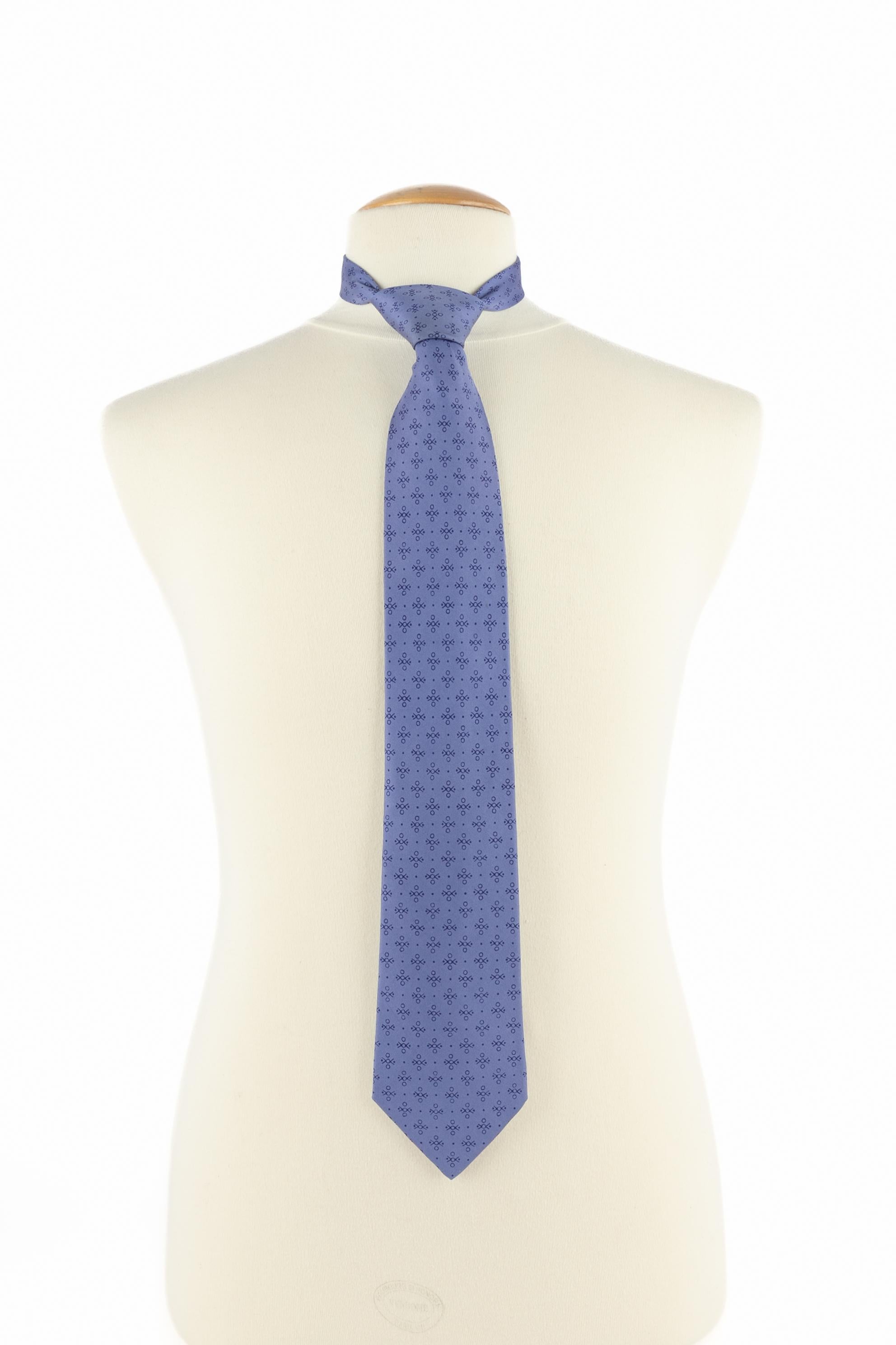 HERMÈS - (Made in France) Blue silk tie.

Condition:
Very good condition

Dimensions:
Max. width: 9 cm

SKU:ACC183


