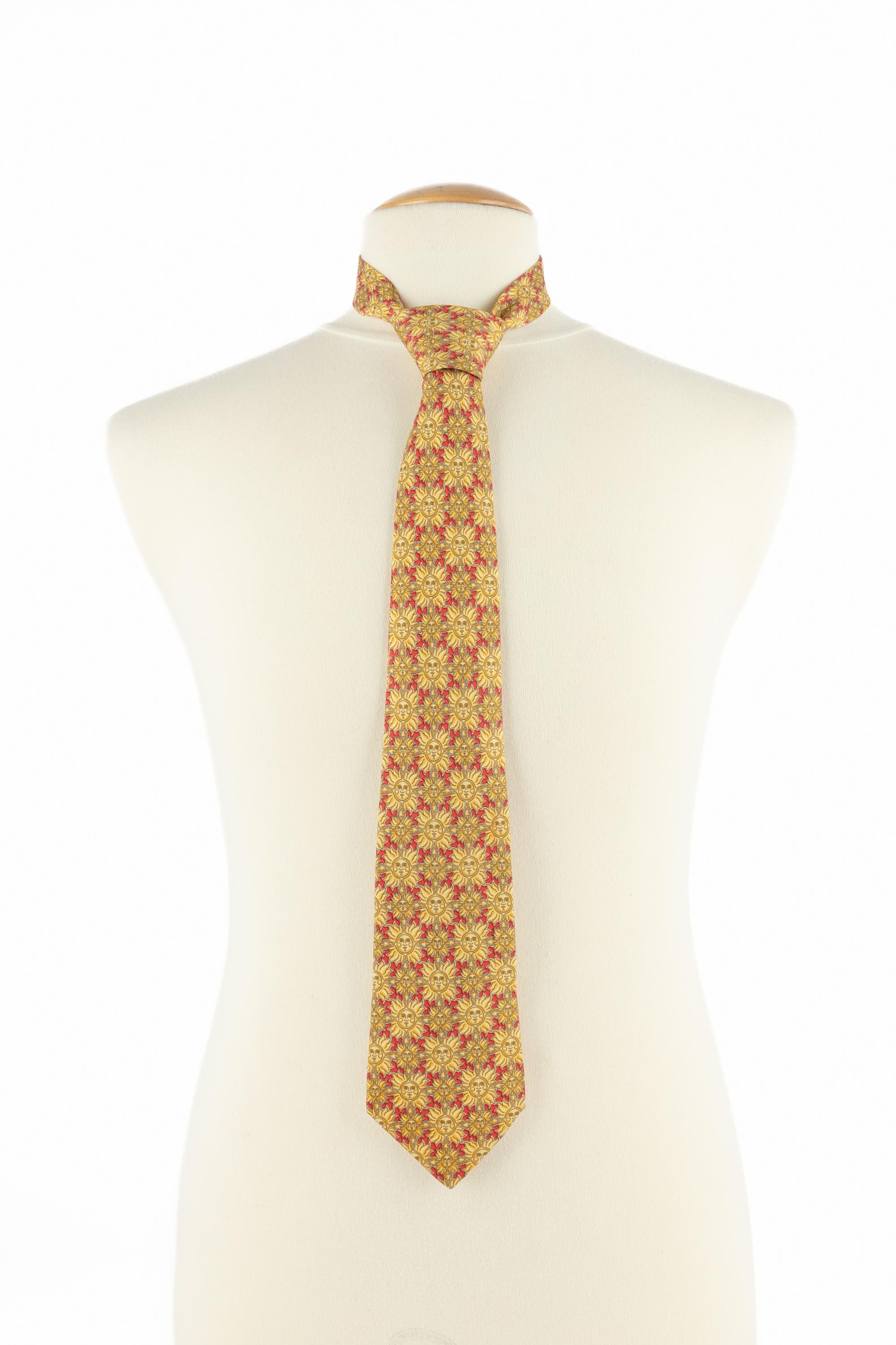 HERMÈS - (Made in France) Yellow and red silk tie printed with suns.

Condition:
Very good condition

Dimensions:
Max. width: 9 cm

SKU:ACC186