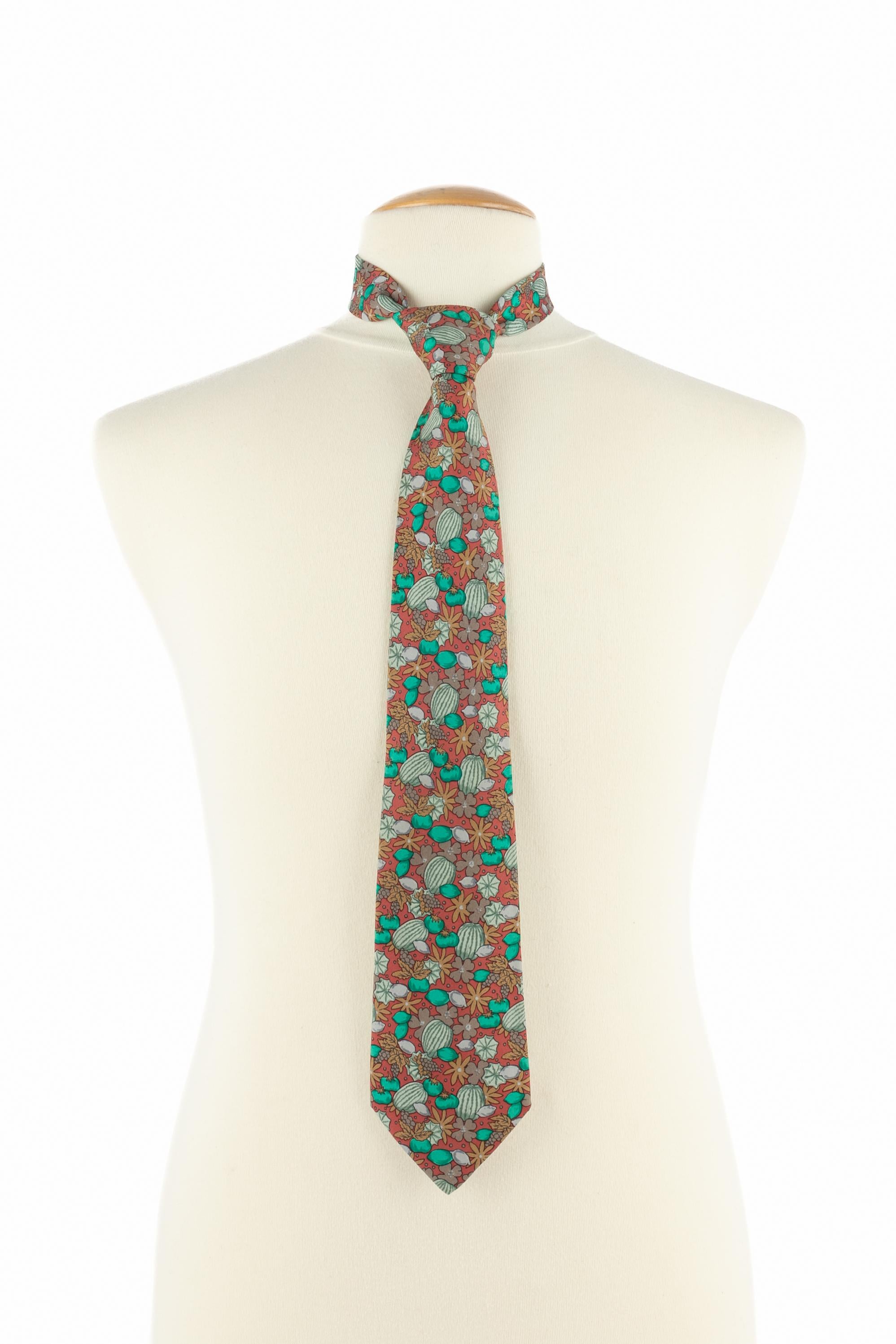 HERMÈS - (Made in France) Red silk tie printed with flowers, leaves, watermelons, or even bunches of grapes.

Condition:
Very good condition

Dimensions:
Max. width: 9 cm

SKU:ACC192