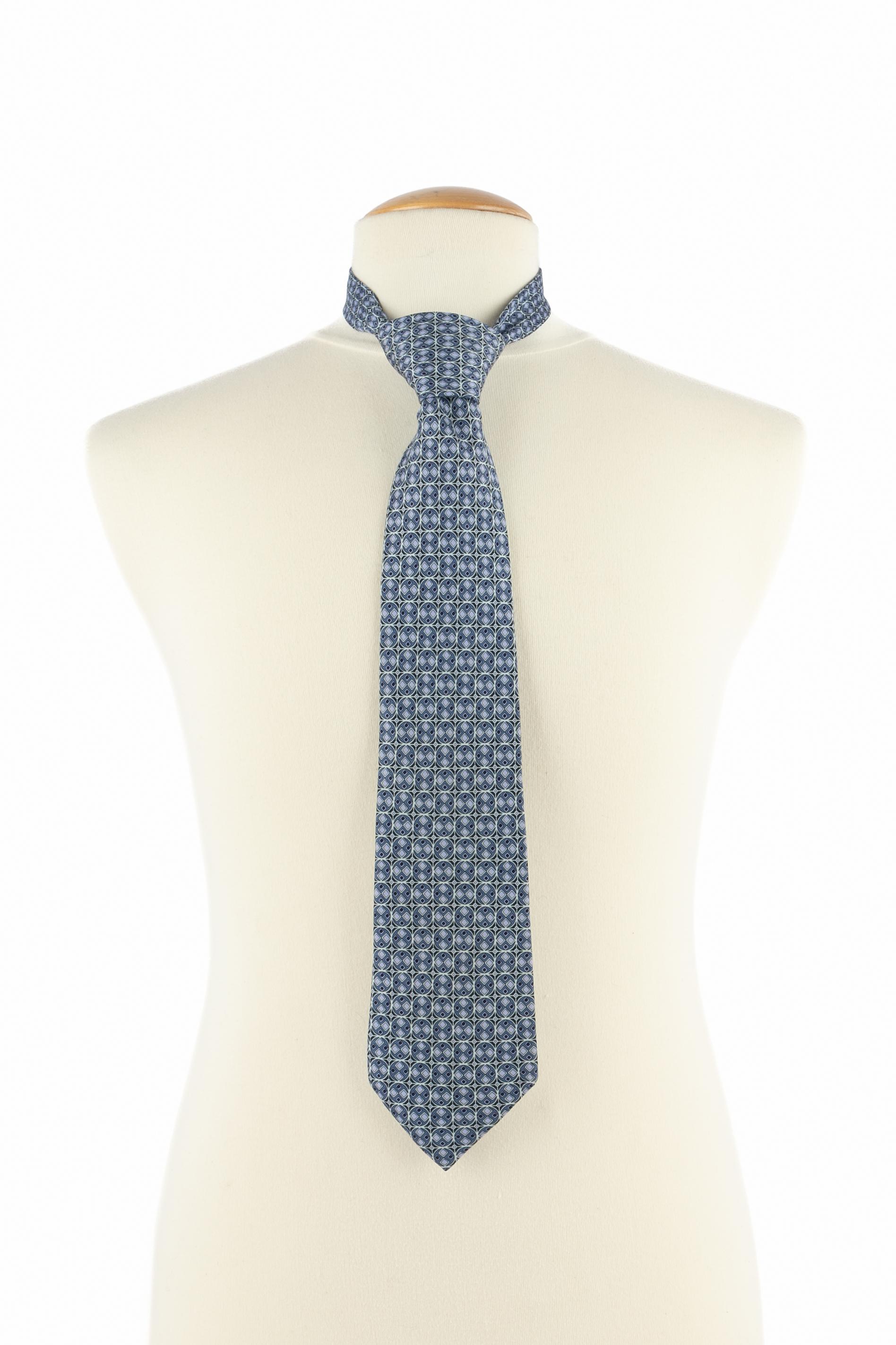 HERMÈS - (Made in France) Mauve and blue silk tie.

Condition:
Very good condition

Dimensions:
Max. width: 9 cm

SKU:ACC108


