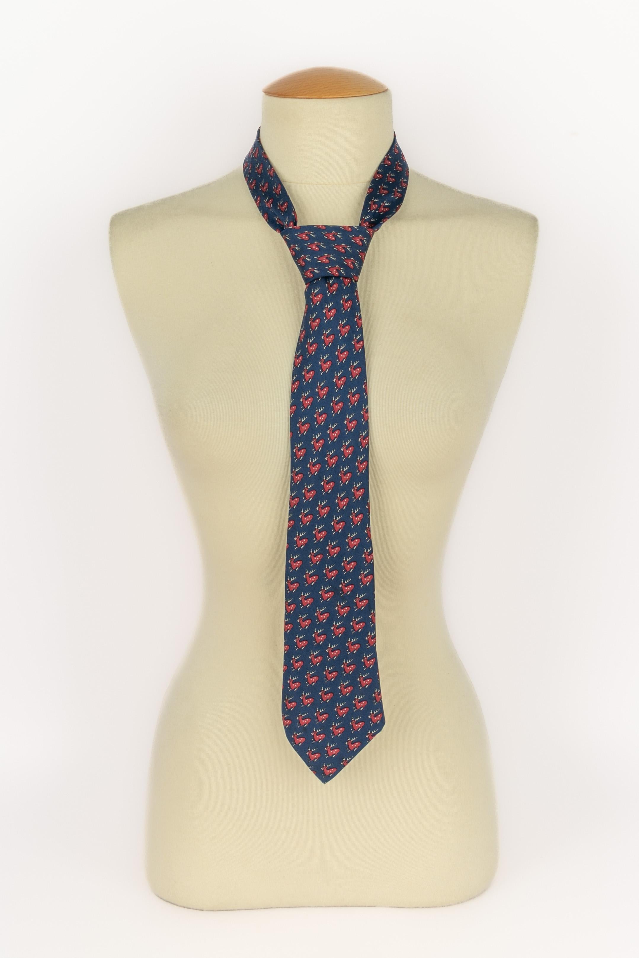HERMÈS - (Made in France) Blue silk tie illustrated with red deers.

Condition:
Very good condition

Dimensions:
Maximum width: 8 cm

SKU:ACC19