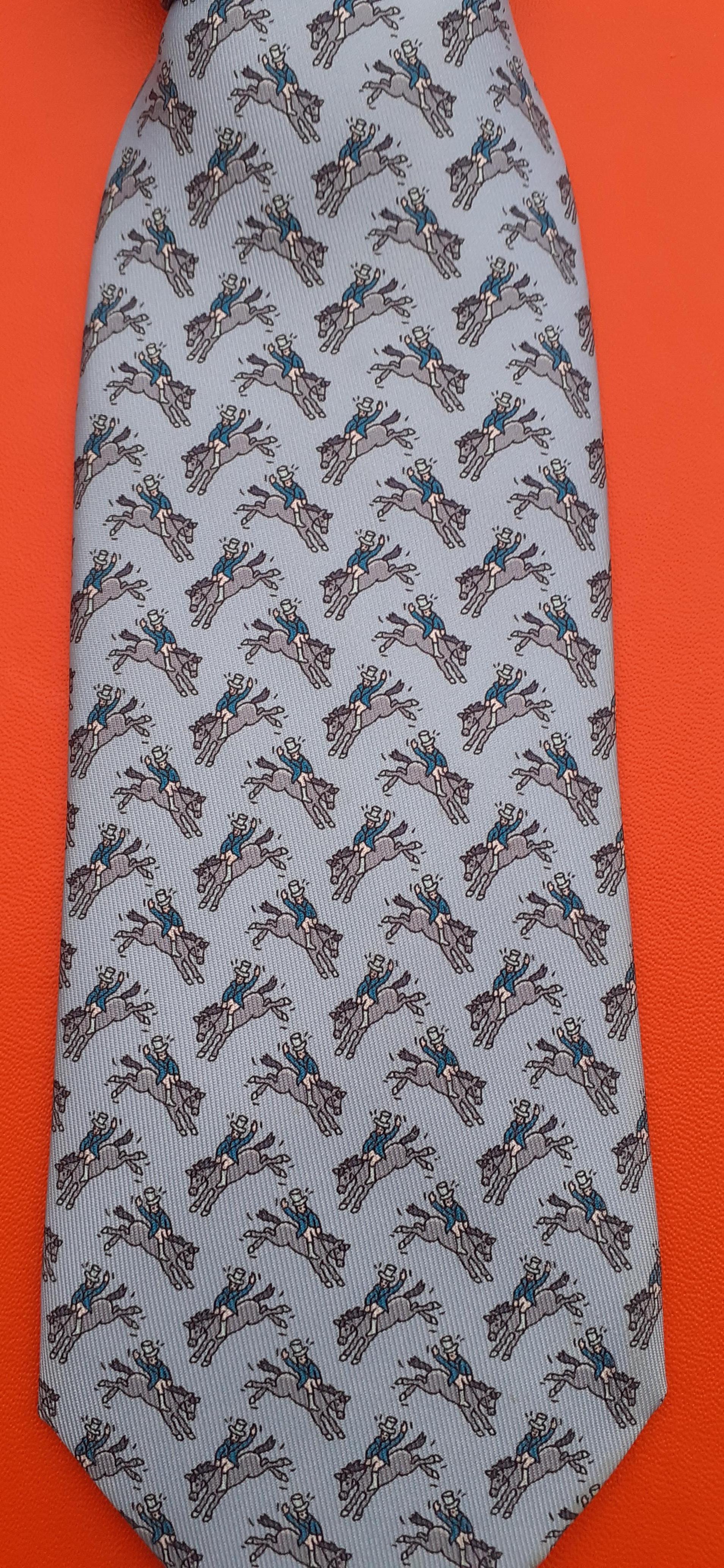 Belle cravate Hermès authentique

Imprimer : Rodéo

Fabriqué en France

Fabriqué en 100% soie

Coloris : nuances de bleu

Doublée de soie bleue unie

