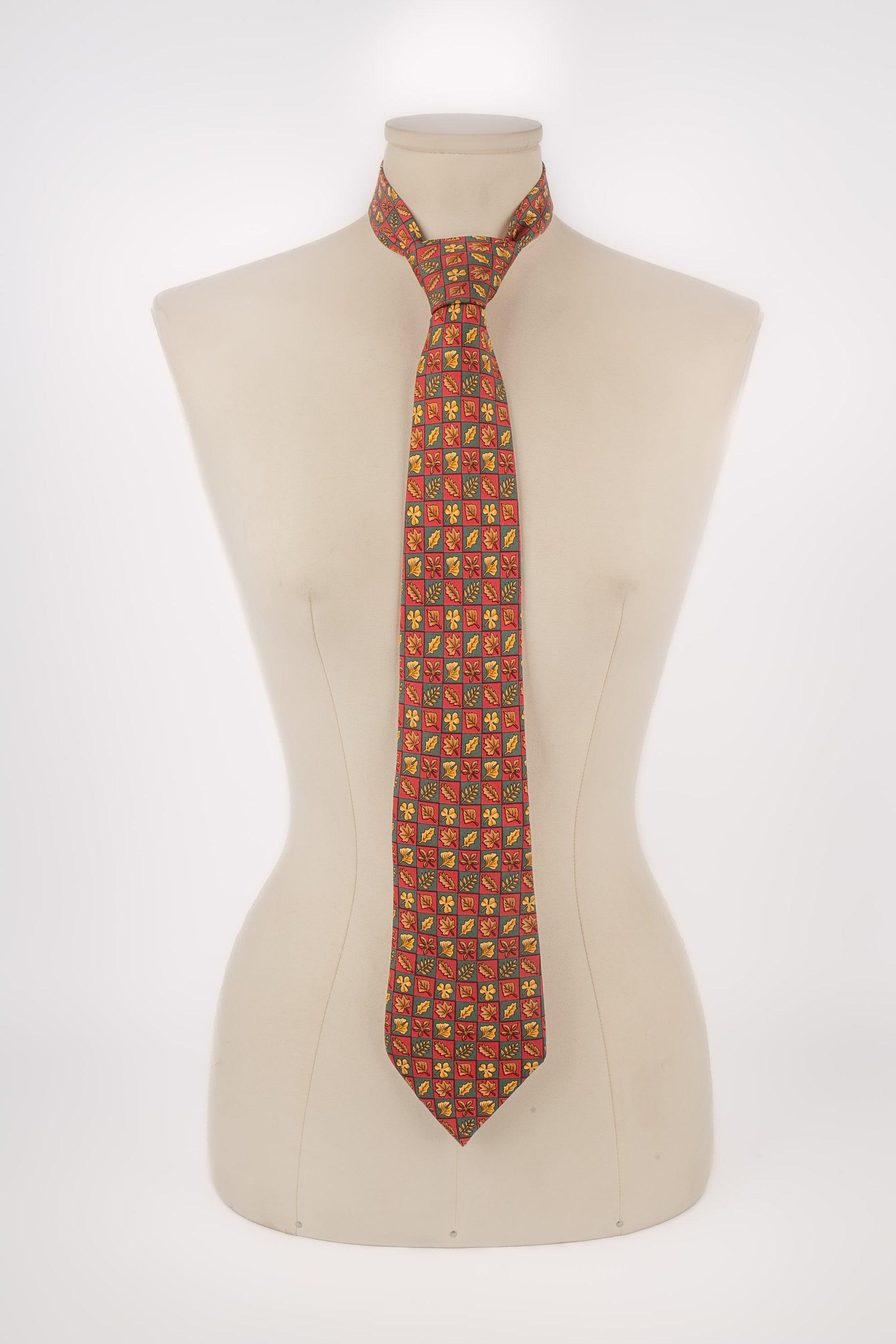 Hermès - (Made in France) Silk tie illustrated with leaves.

Additional information:
Condition: Very good condition
Dimensions: Width: 9 cm

Seller Reference: ACC67
