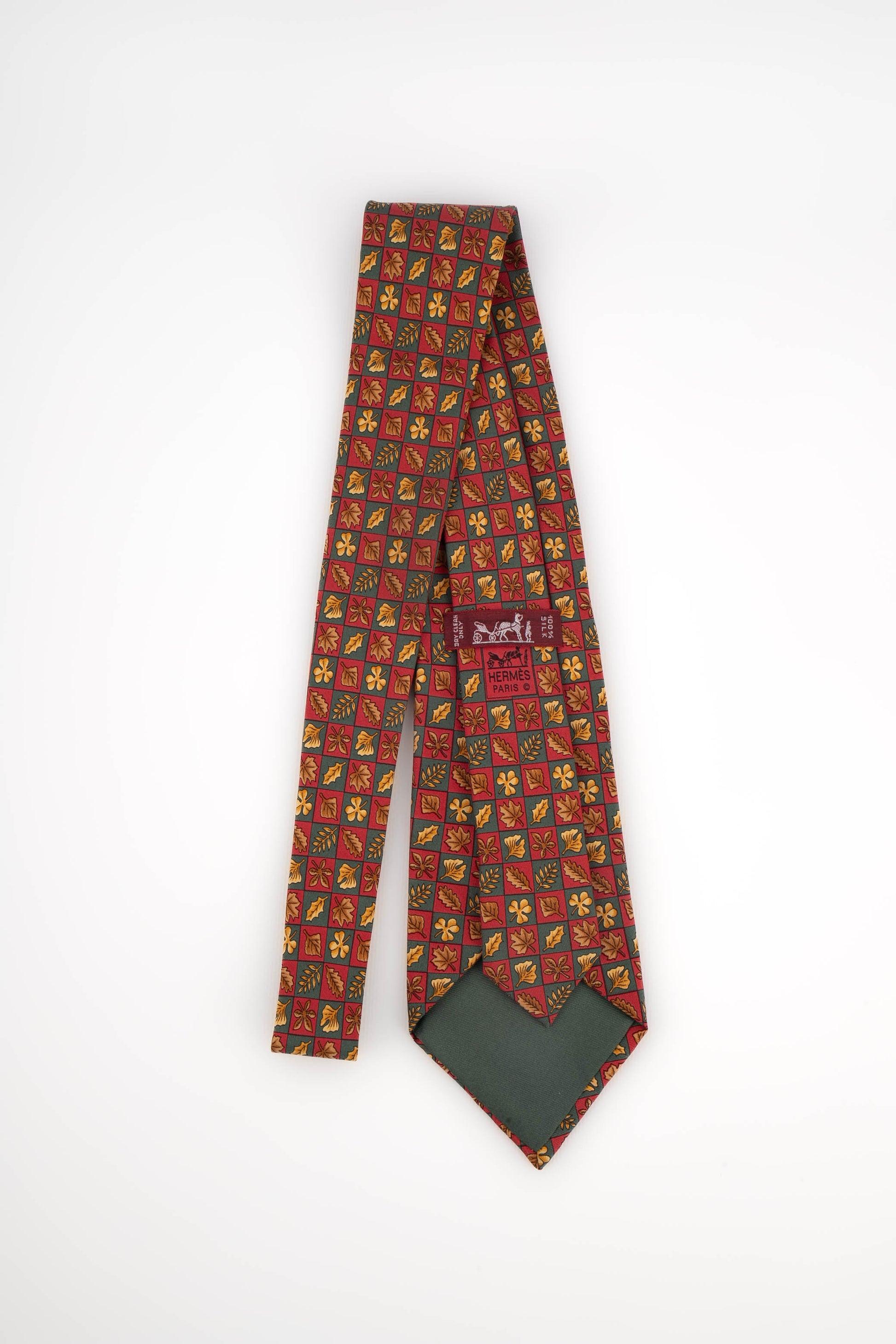 Hermès Silk Tie Illustrated with Leaves In Excellent Condition For Sale In SAINT-OUEN-SUR-SEINE, FR