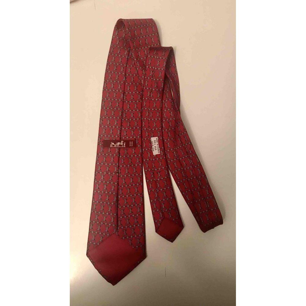 Hermès Silk Tie in Multicolour

Silk tie with carmine red background and a design representing a series of silver hooks as a motif. Total length 140 cm and width 8 cm.

General information:
Designer: Hermès
Condition: Good condition
Material: