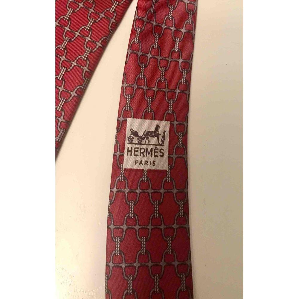Marron Cravate en soie Hermès, multicolore en vente