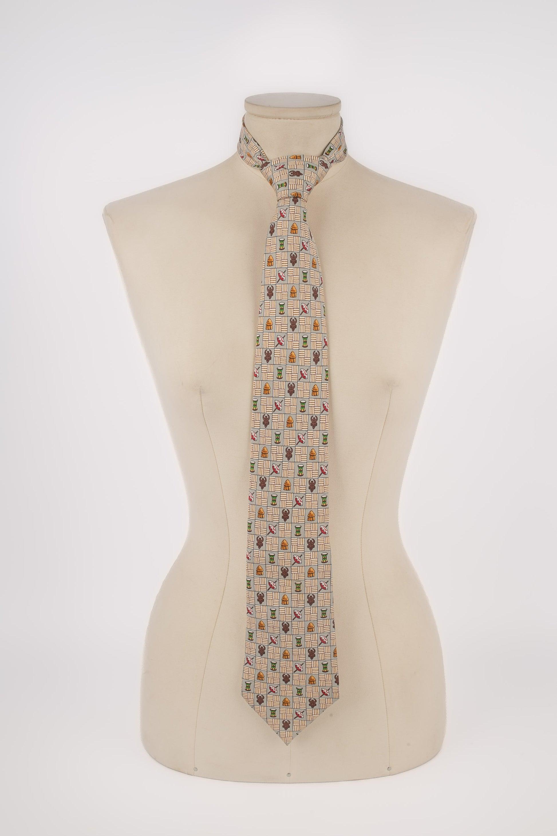 Hermès - (Made in France) Silk tie printed with African patterns.

Additional information:
Condition: Very good condition
Dimensions: Maximum width: 9 cm

Seller Reference: ACC232
