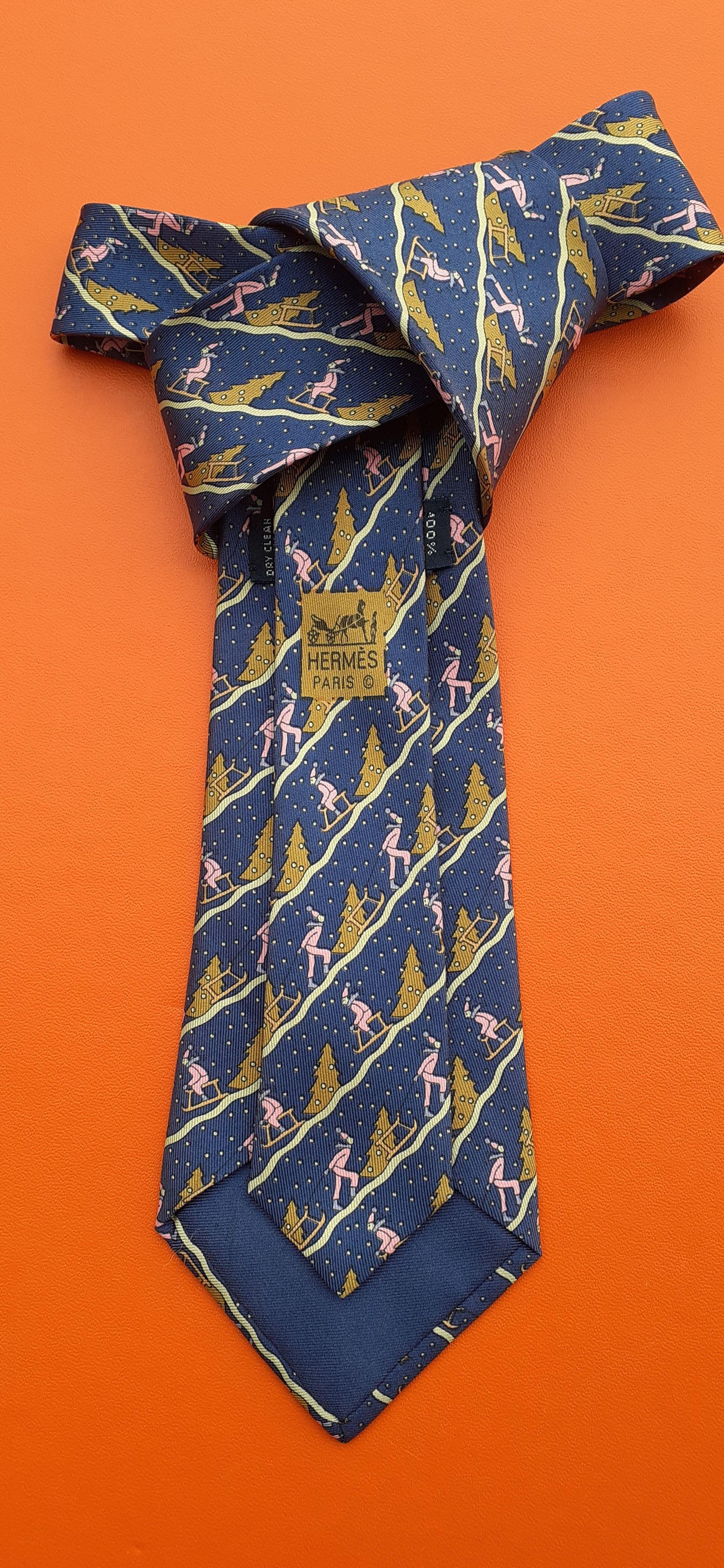 Cravate en soie Hermès Traîneaux et sapin imprimé Thème du ski d'hiver Pour hommes en vente