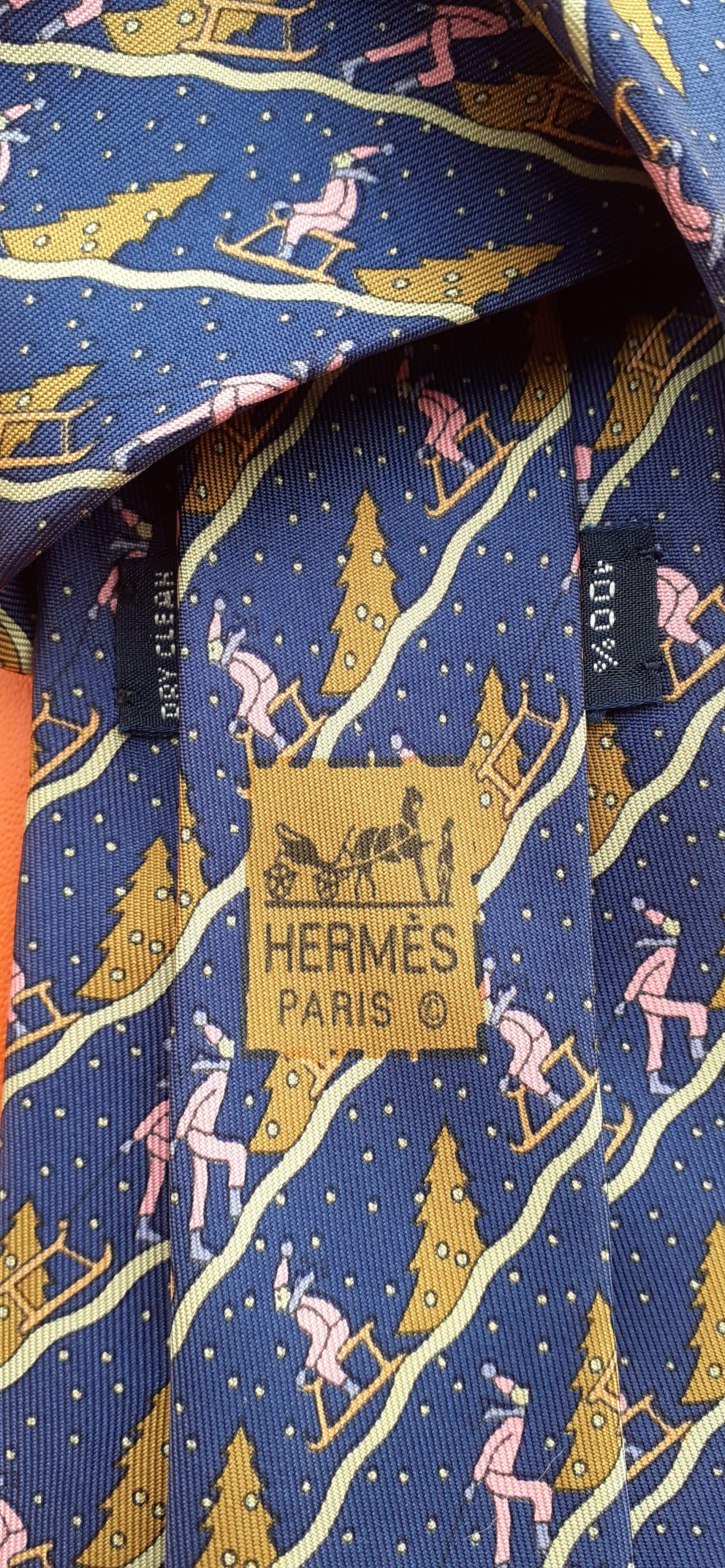 Cravate en soie Hermès Traîneaux et sapin imprimé Thème du ski d'hiver en vente 1