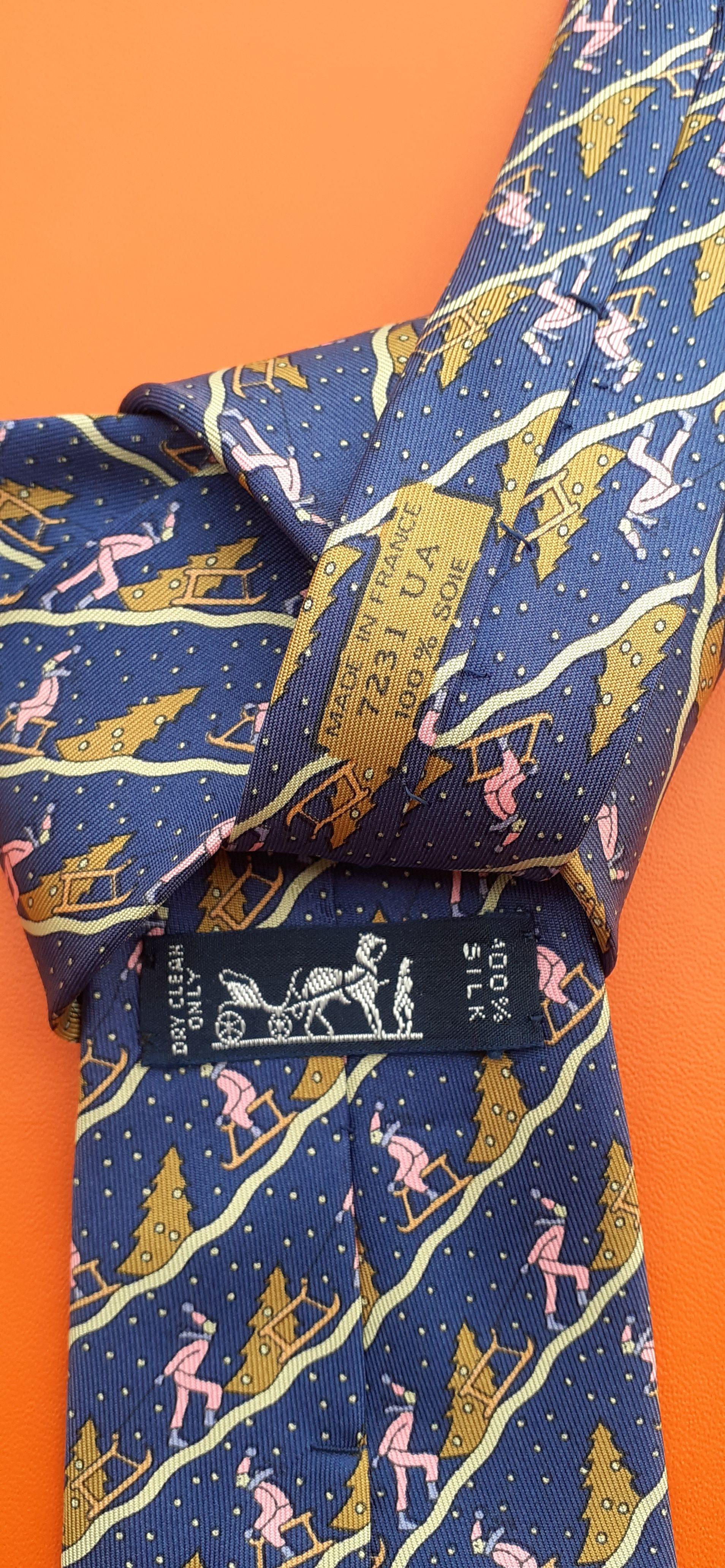 Cravate en soie Hermès Traîneaux et sapin imprimé Thème du ski d'hiver en vente 2