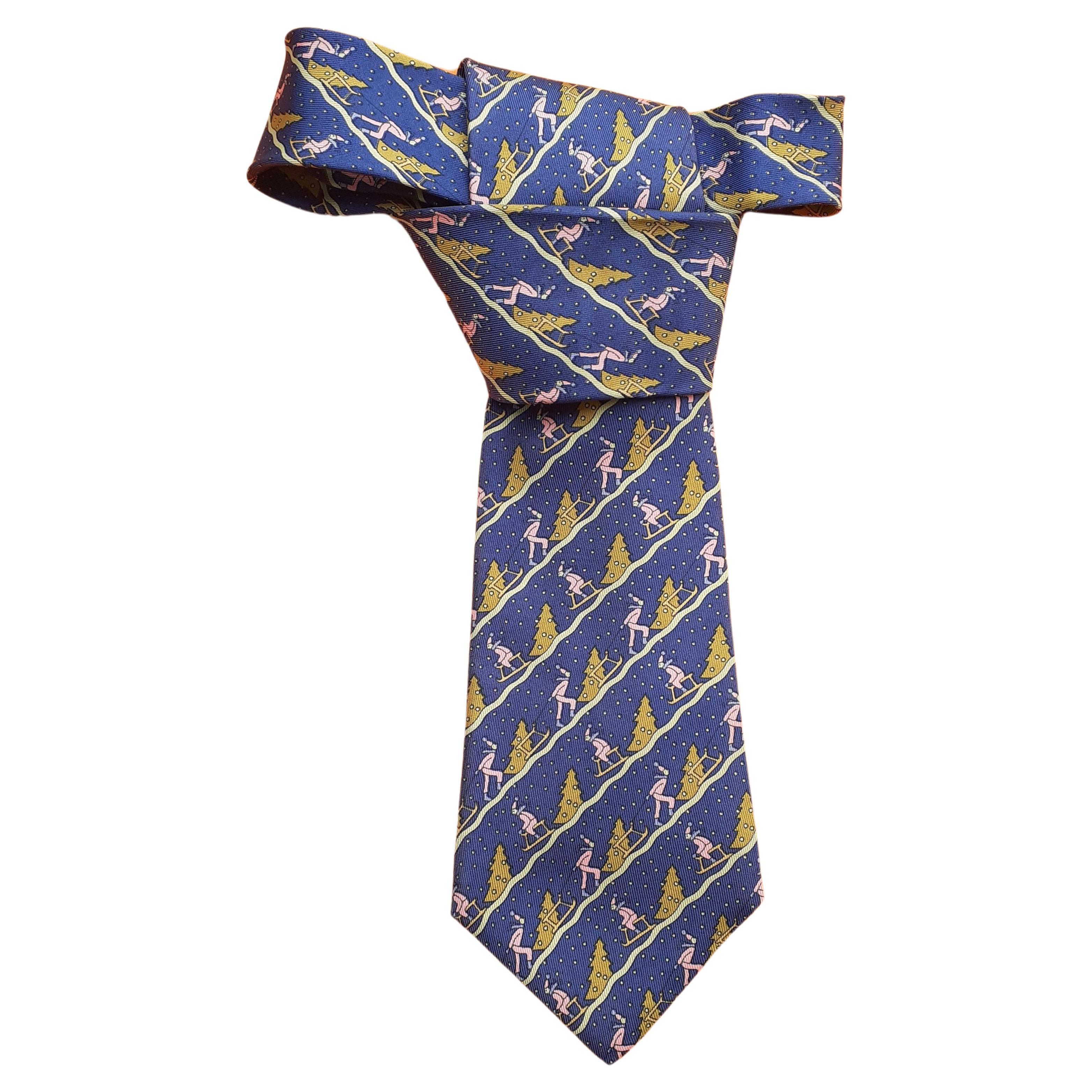 Cravate en soie Hermès Traîneaux et sapin imprimé Thème du ski d'hiver en vente